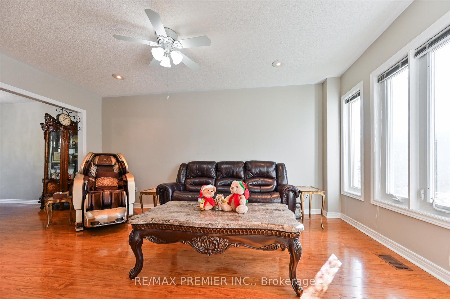 Photo 4 of 581 Wycliffe Avenue, Vaughan, Islington Woods — HOMEH