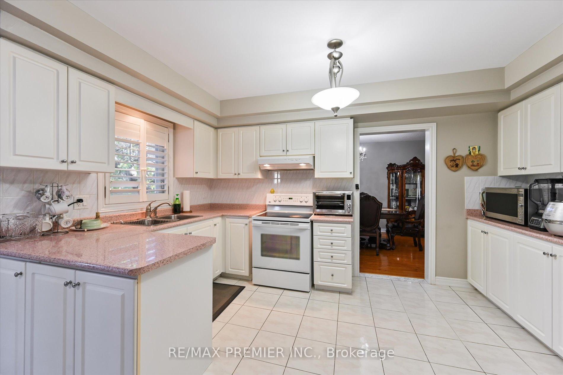 Photo 9 of 581 Wycliffe Avenue, Vaughan, Islington Woods — HOMEH