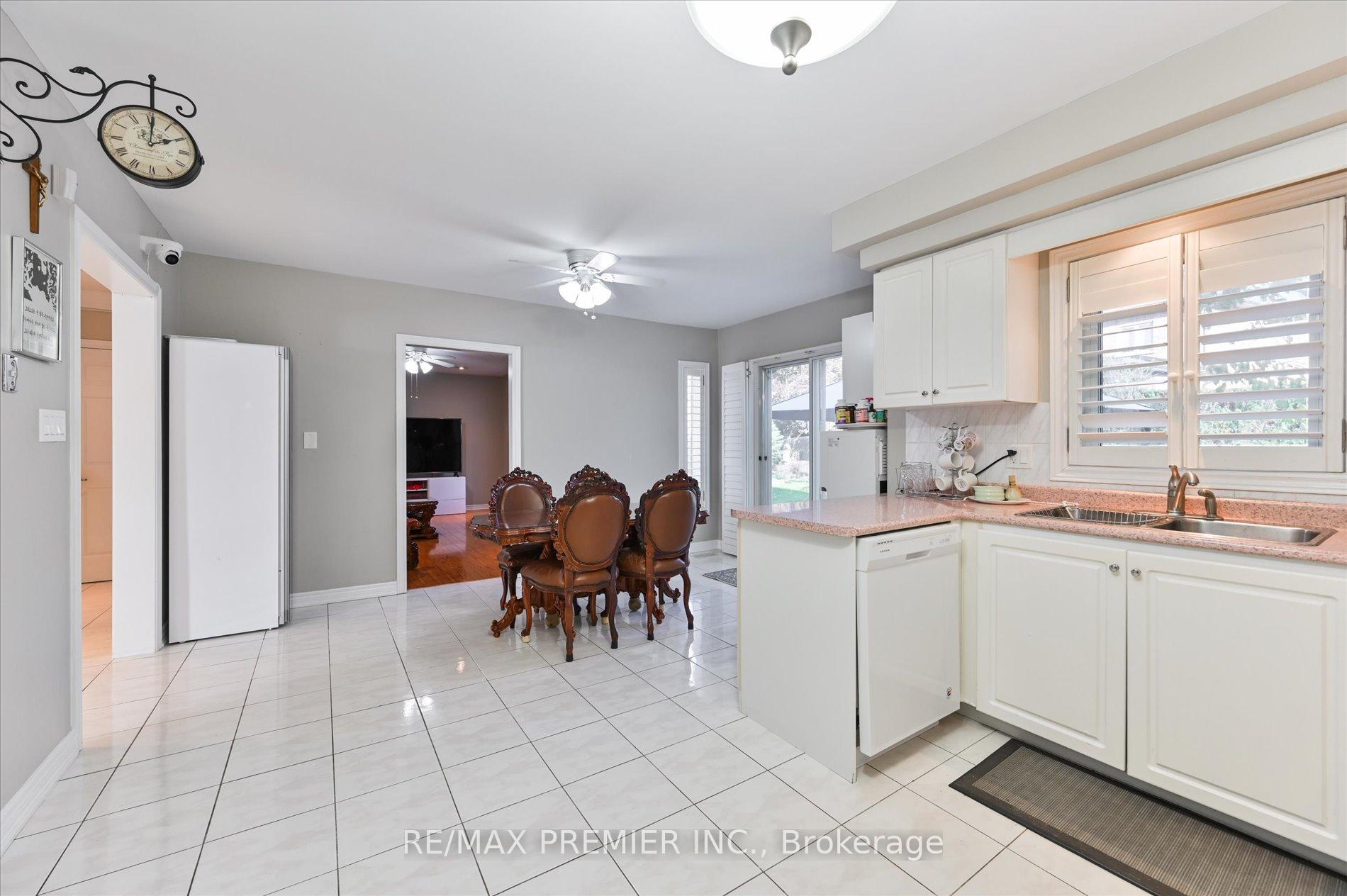 Photo 10 of 581 Wycliffe Avenue, Vaughan, Islington Woods — HOMEH