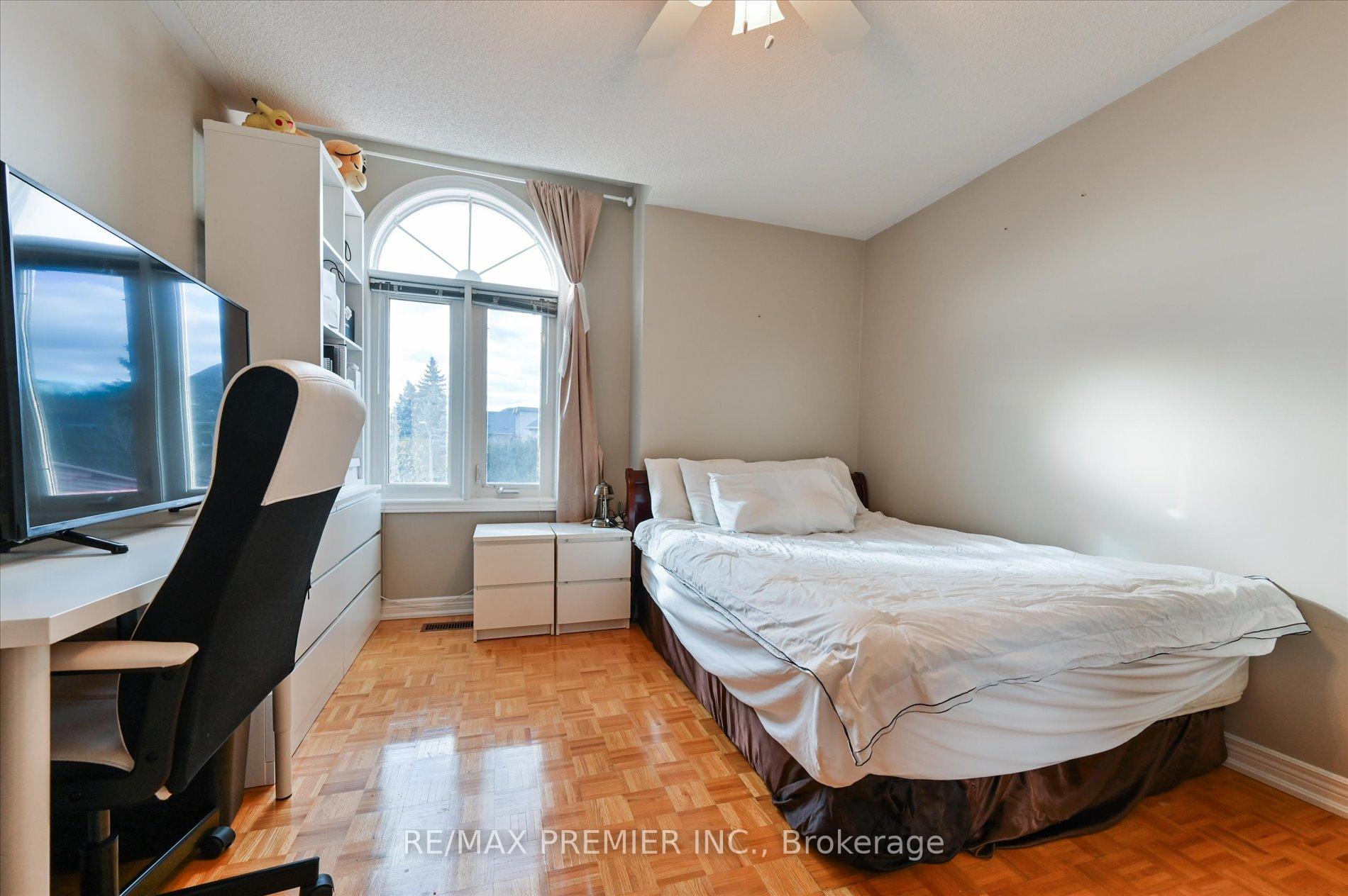 Photo 15 of 581 Wycliffe Avenue, Vaughan, Islington Woods — HOMEH