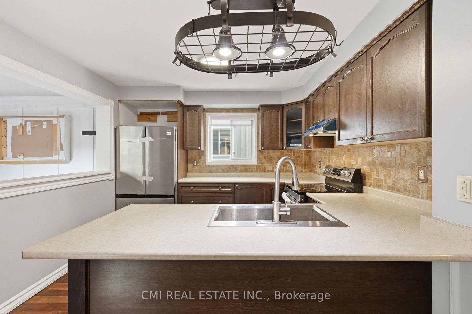 Photo 12 of 42 Honeyman Drive, Clarington, Bowmanville — HOMEH