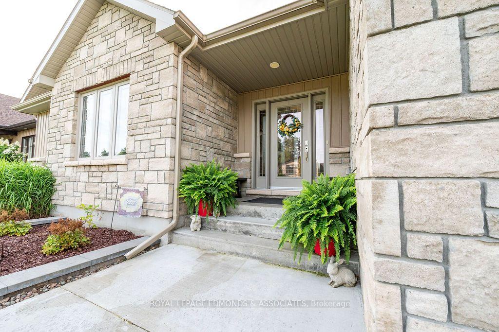 Photo 2 of 10 Noble Crescent, Petawawa, Petawawa — HOMEH