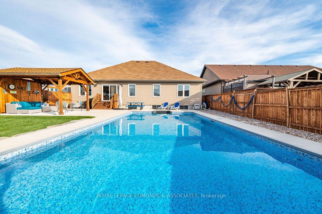 Photo 4 of 10 Noble Crescent, Petawawa, Petawawa — HOMEH