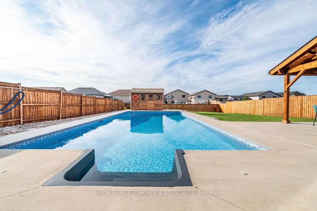 Photo 33 of 10 Noble Crescent, Petawawa, Petawawa — HOMEH