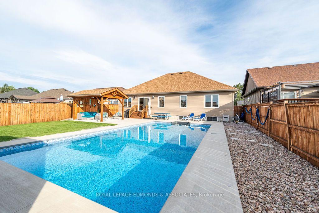 Photo 35 of 10 Noble Crescent, Petawawa, Petawawa — HOMEH