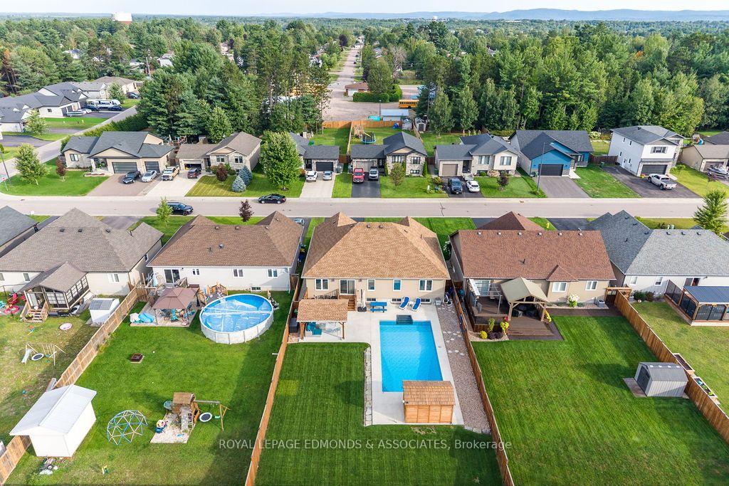 Photo 37 of 10 Noble Crescent, Petawawa, Petawawa — HOMEH