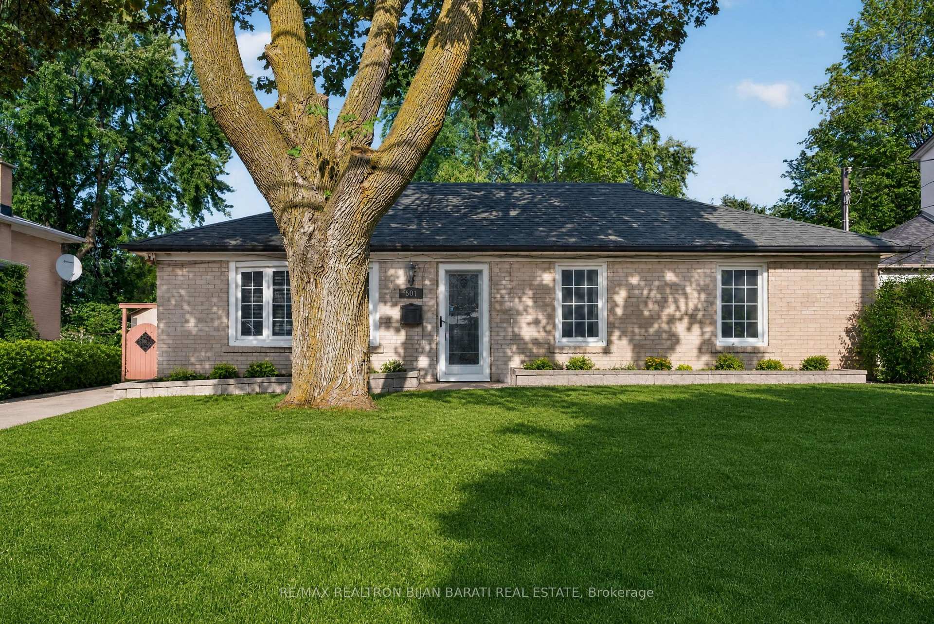 Photo 1 of 601 Conacher Drive, North York, Newtonbrook East — HOMEH