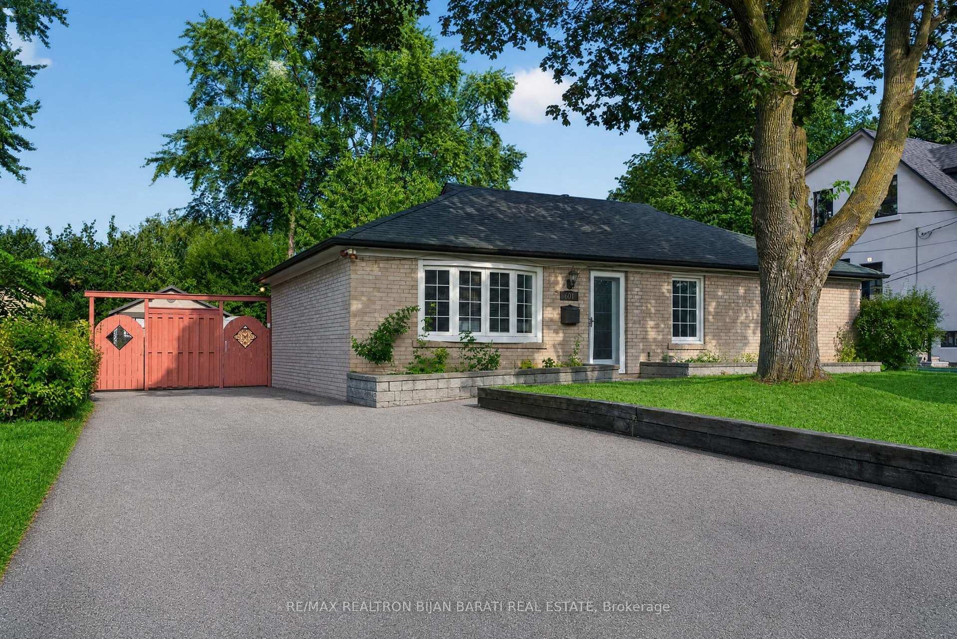 Photo 3 of 601 Conacher Drive, North York, Newtonbrook East — HOMEH