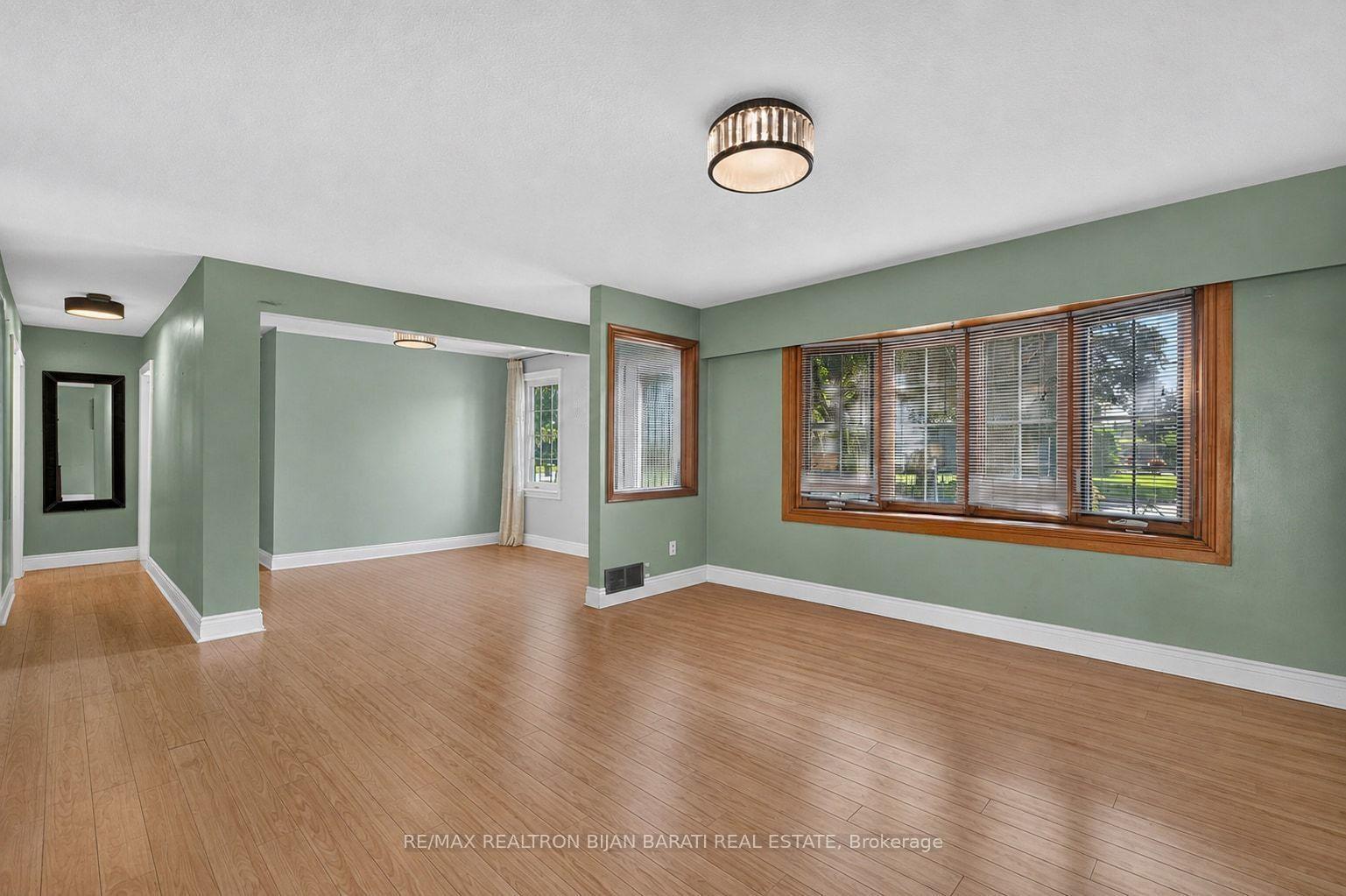 Photo 4 of 601 Conacher Drive, North York, Newtonbrook East — HOMEH