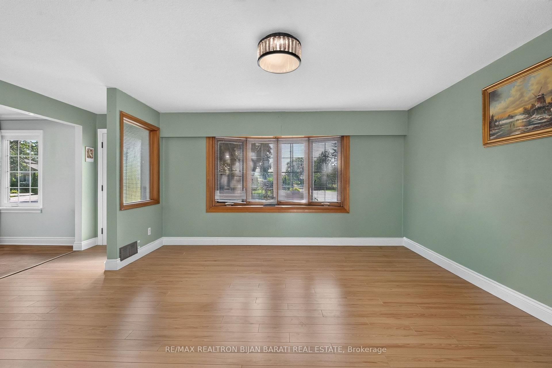 Photo 5 of 601 Conacher Drive, North York, Newtonbrook East — HOMEH
