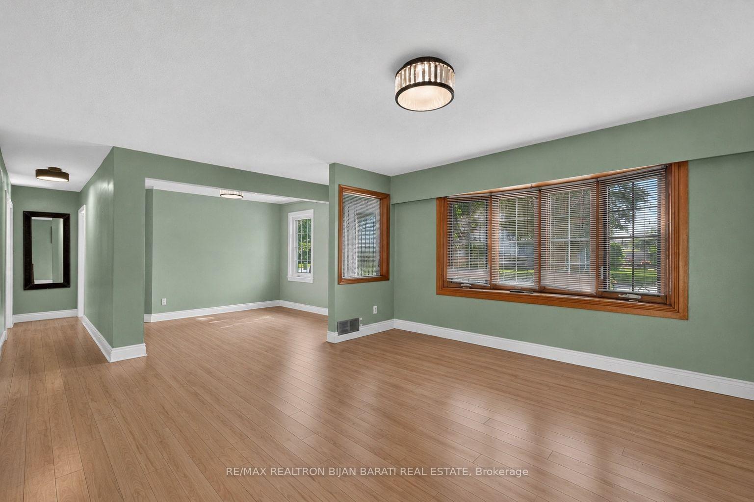 Photo 7 of 601 Conacher Drive, North York, Newtonbrook East — HOMEH