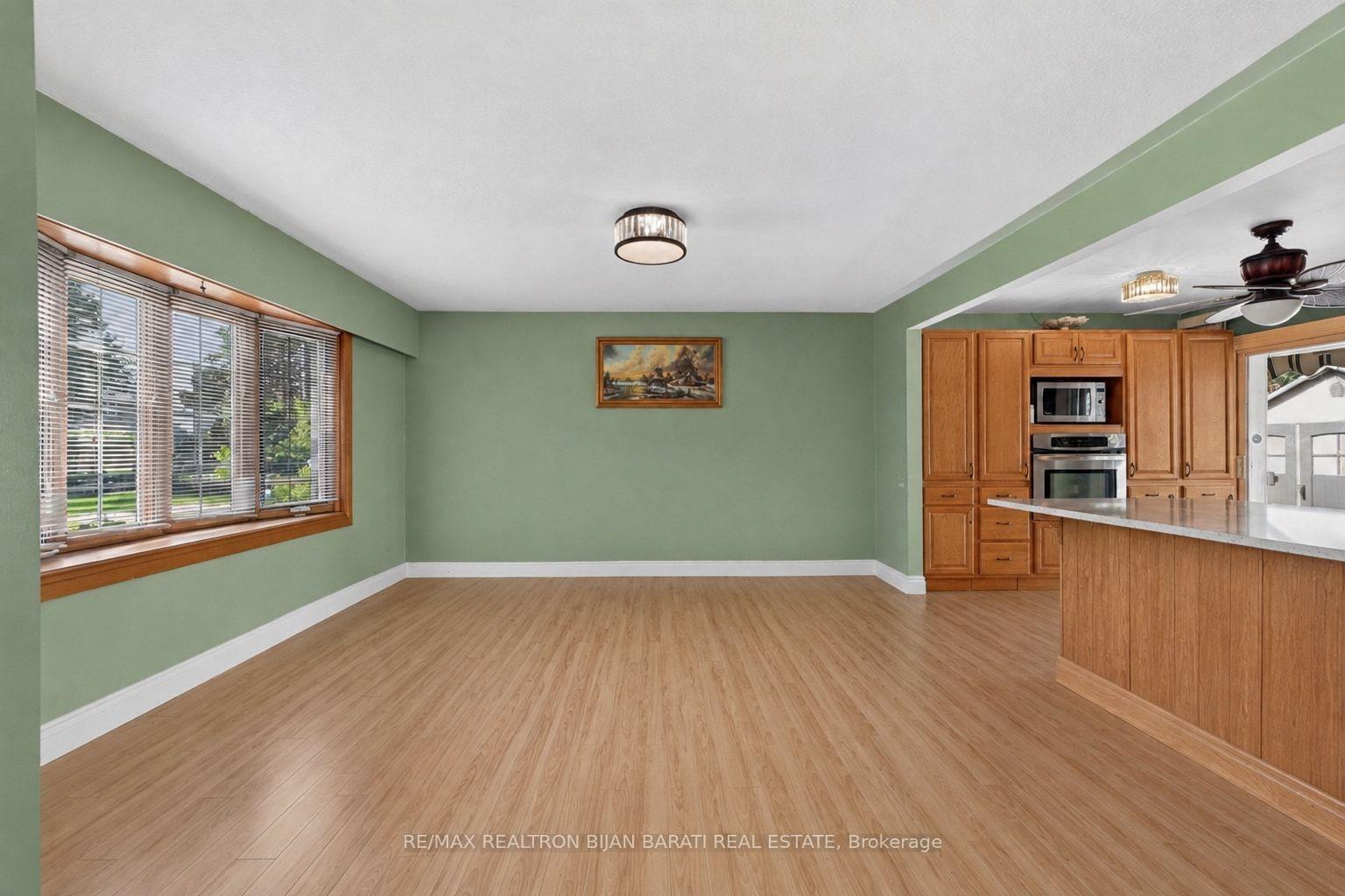 Photo 8 of 601 Conacher Drive, North York, Newtonbrook East — HOMEH