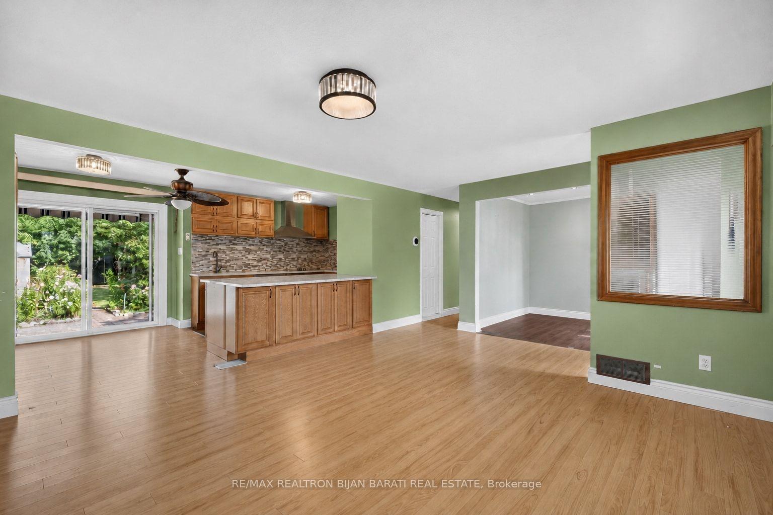 Photo 9 of 601 Conacher Drive, North York, Newtonbrook East — HOMEH