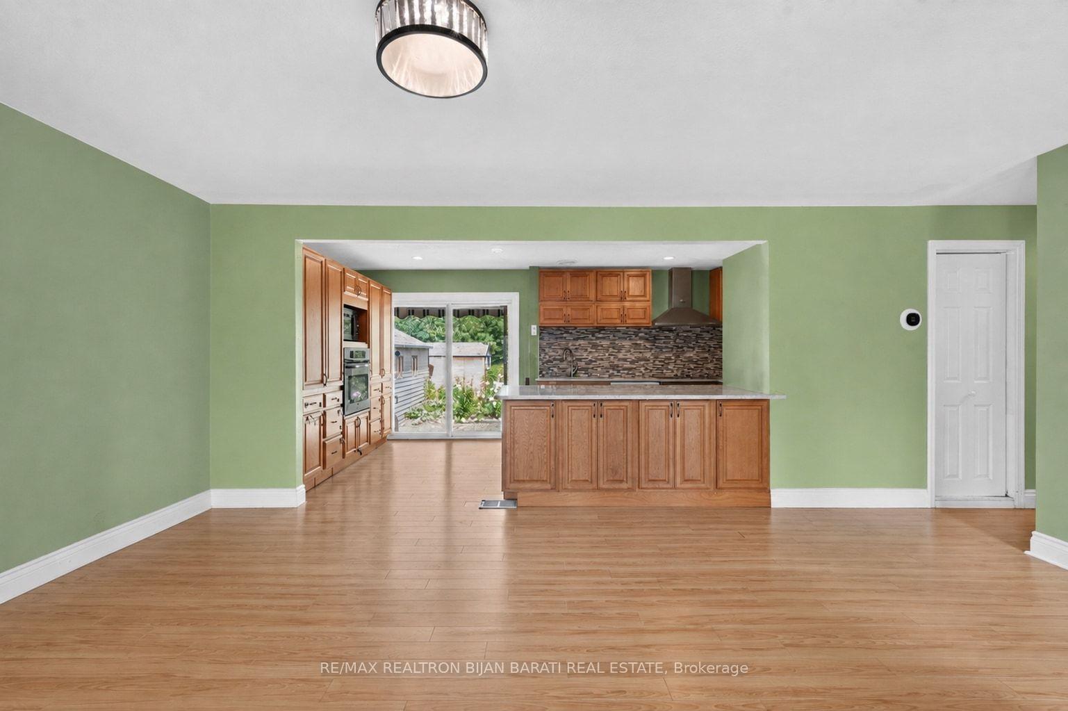 Photo 10 of 601 Conacher Drive, North York, Newtonbrook East — HOMEH