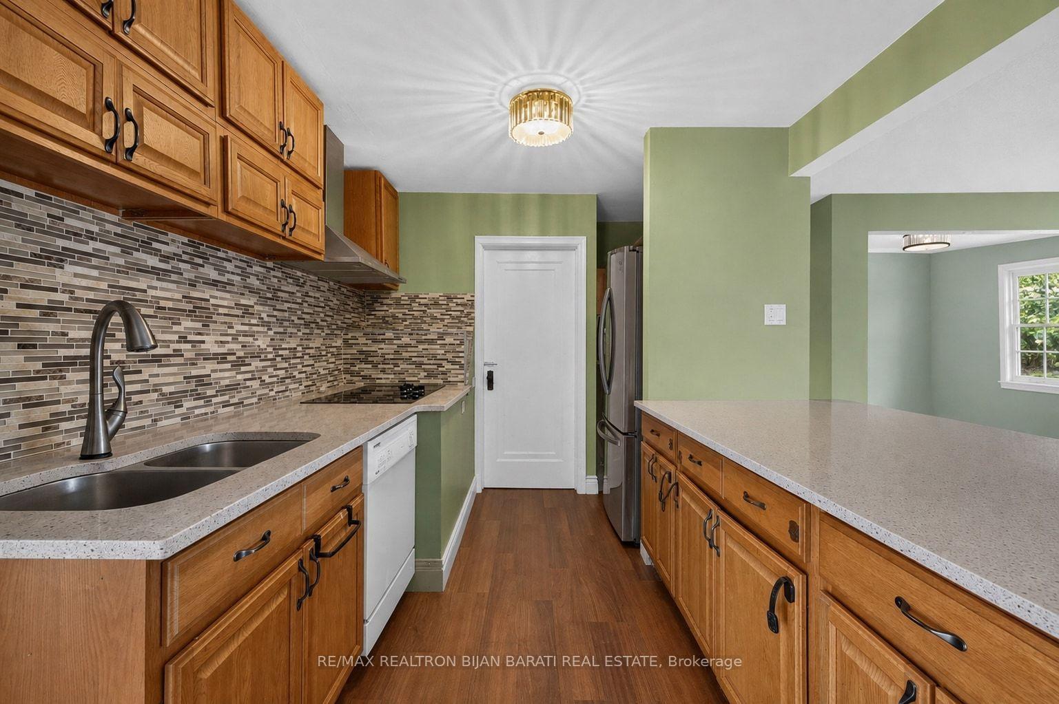 Photo 15 of 601 Conacher Drive, North York, Newtonbrook East — HOMEH