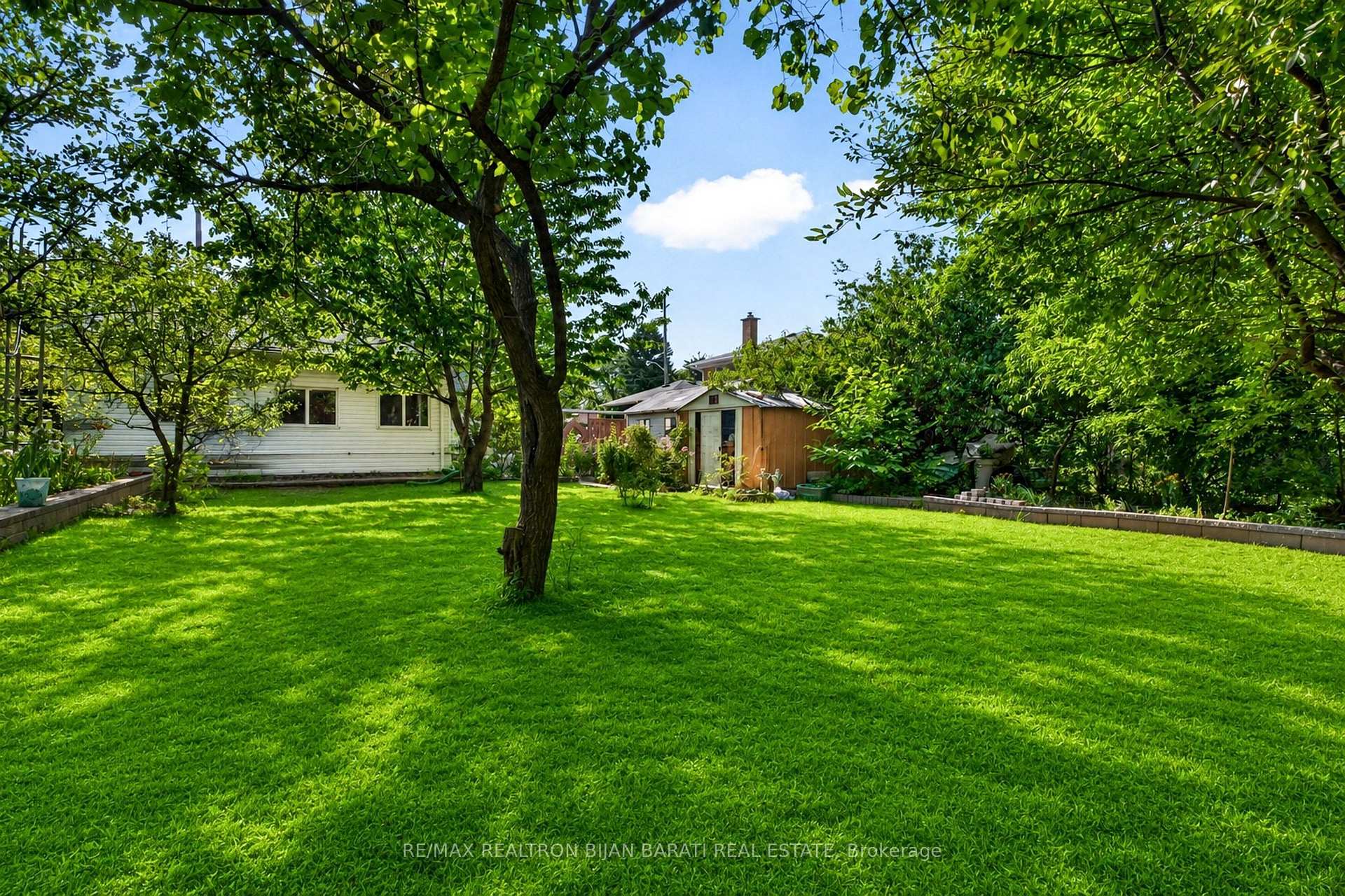 Photo 37 of 601 Conacher Drive, North York, Newtonbrook East — HOMEH