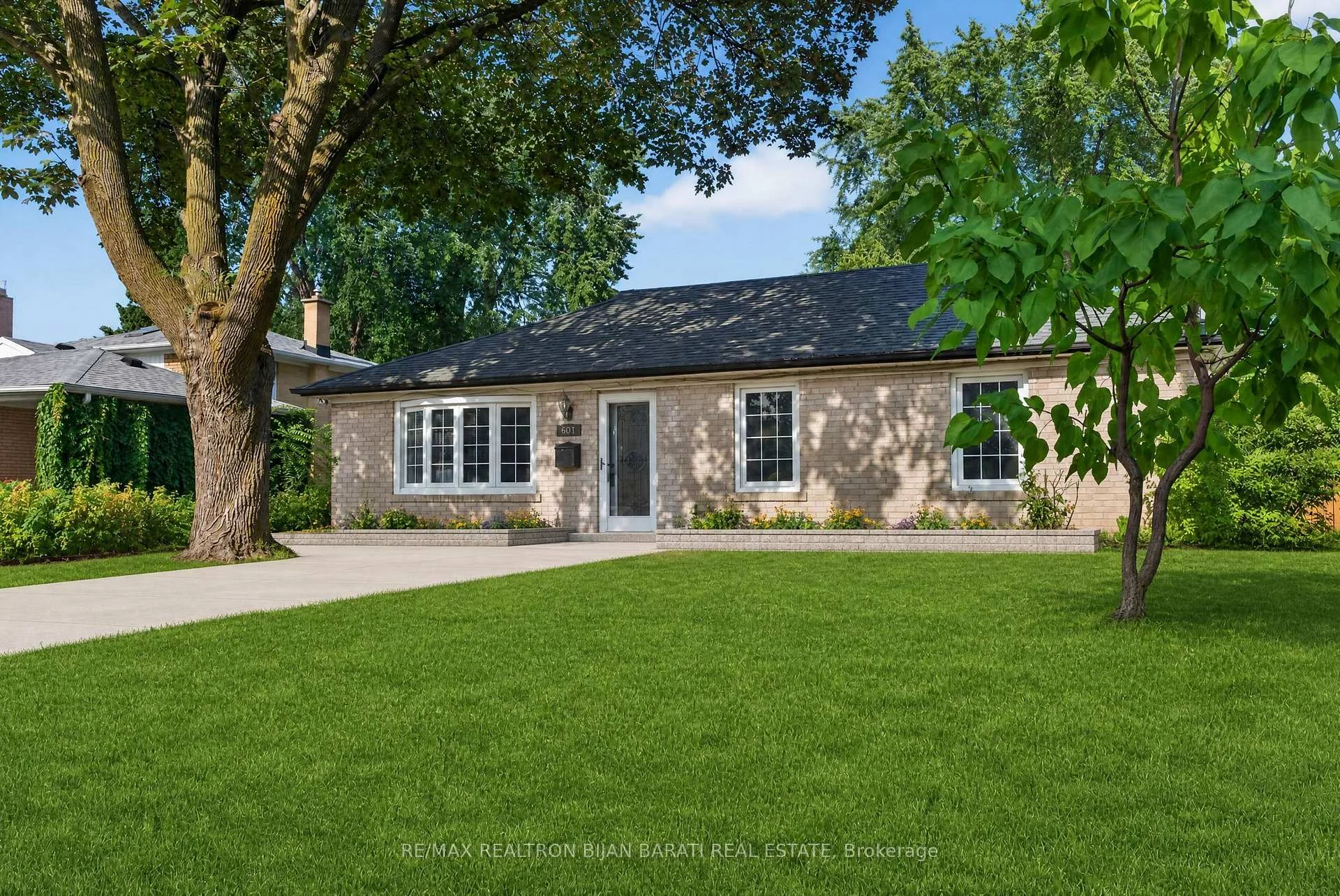 Photo 2 of 601 Conacher Drive, North York, Newtonbrook East — HOMEH