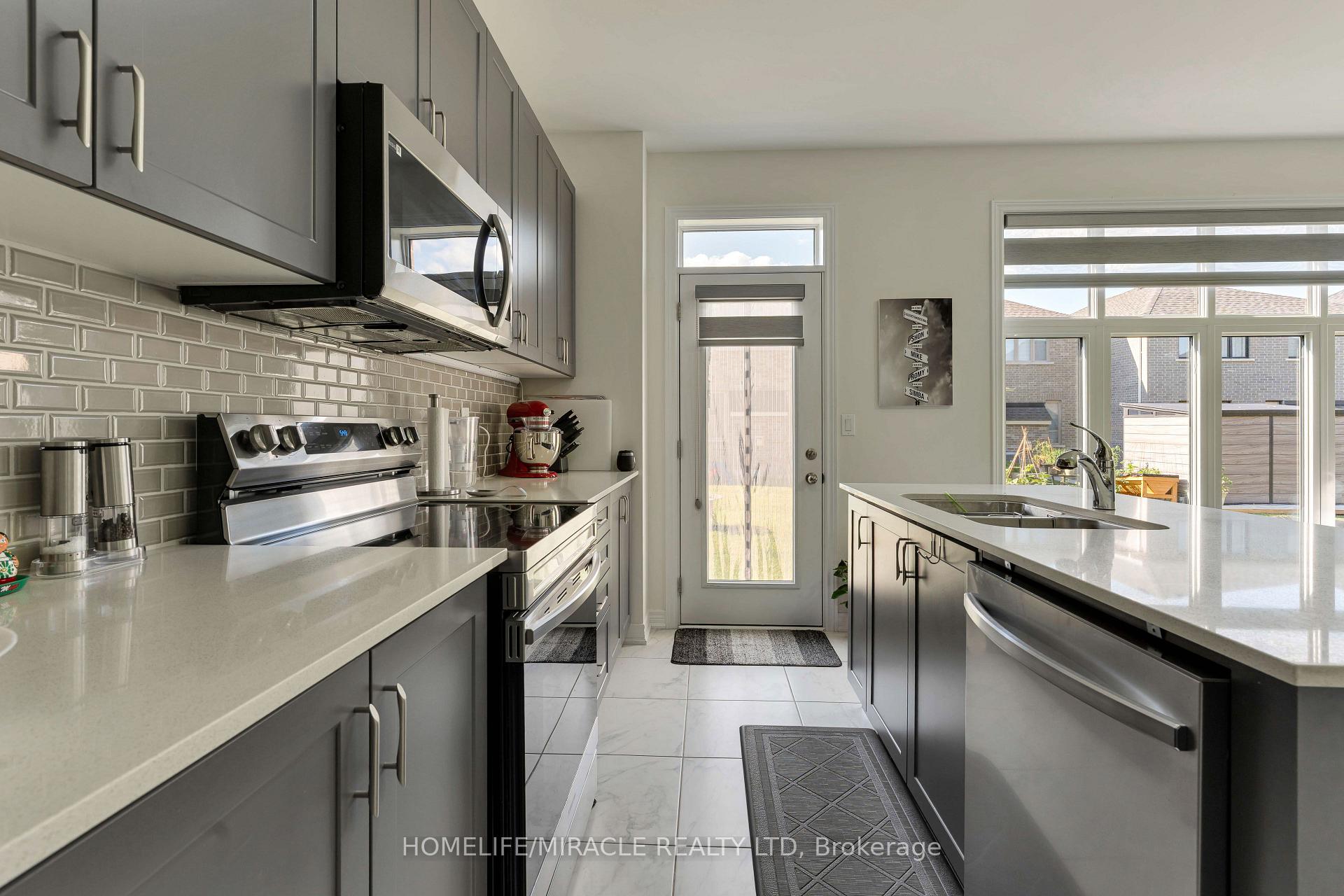 Photo 17 of 1429 Davis Loop, Innisfil, Lefroy — HOMEH