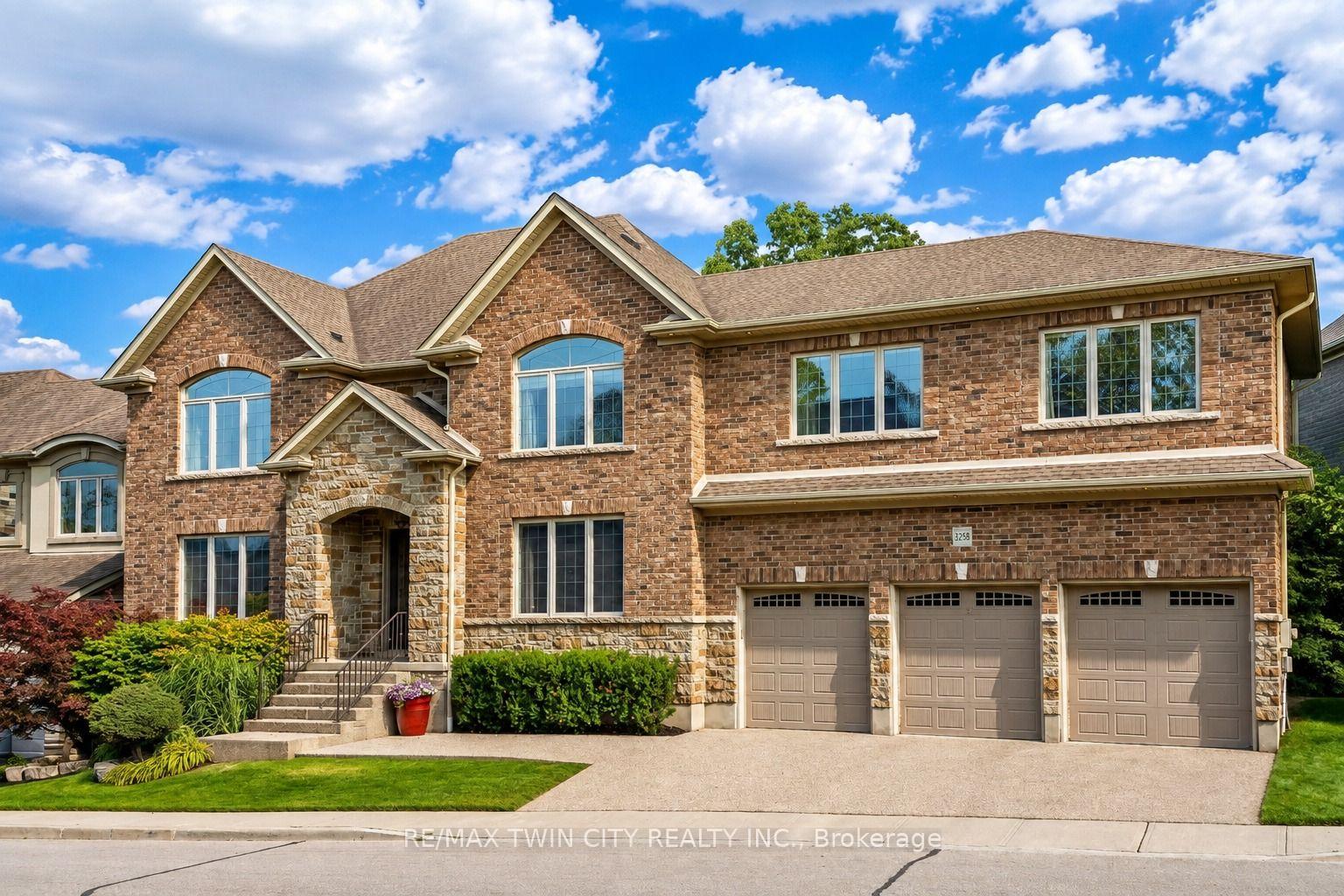 Photo 2 of Unit 3, 258 Edgewater Crescent, Kitchener, Grand River South — HOMEH