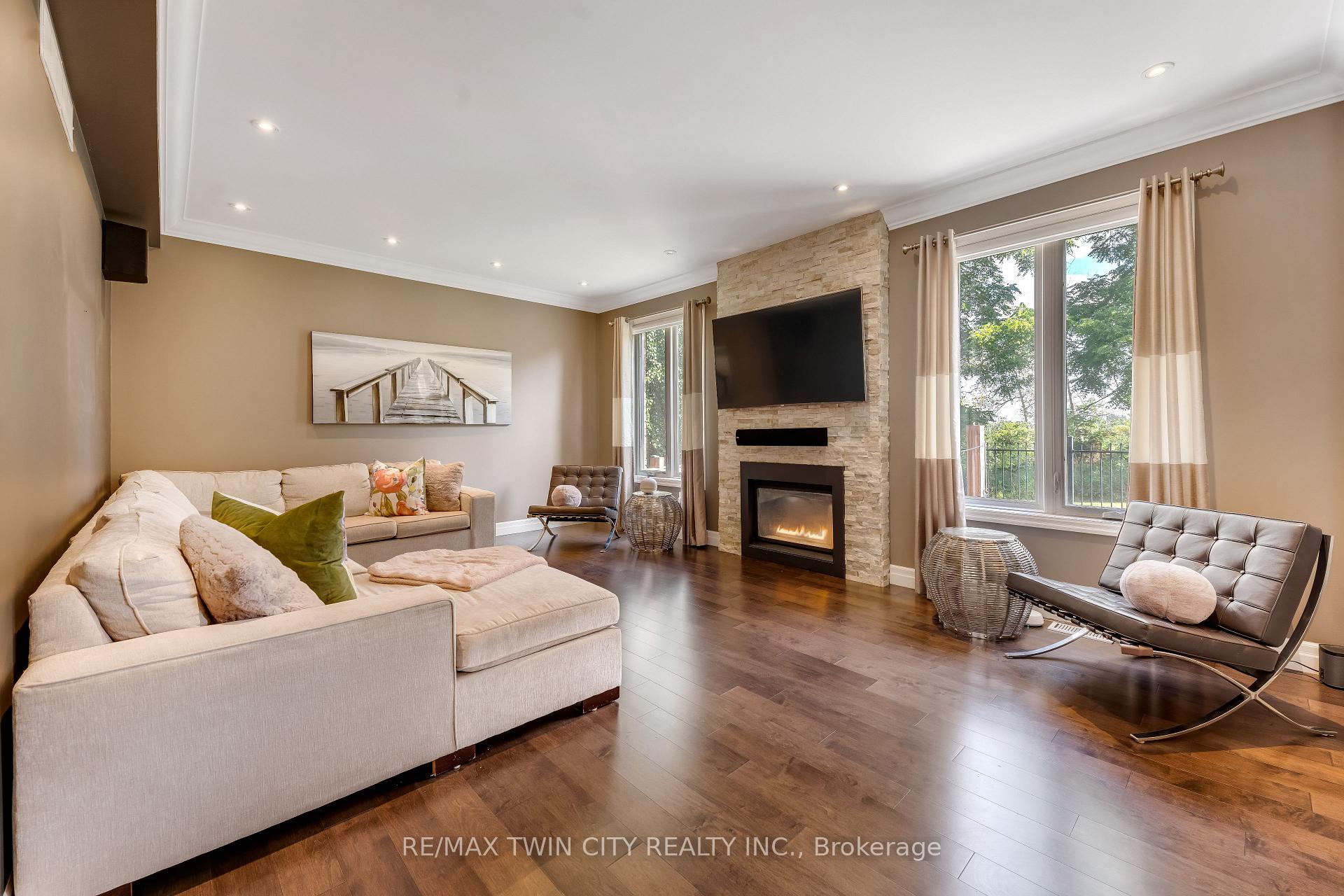 Photo 4 of Unit 3, 258 Edgewater Crescent, Kitchener, Grand River South — HOMEH