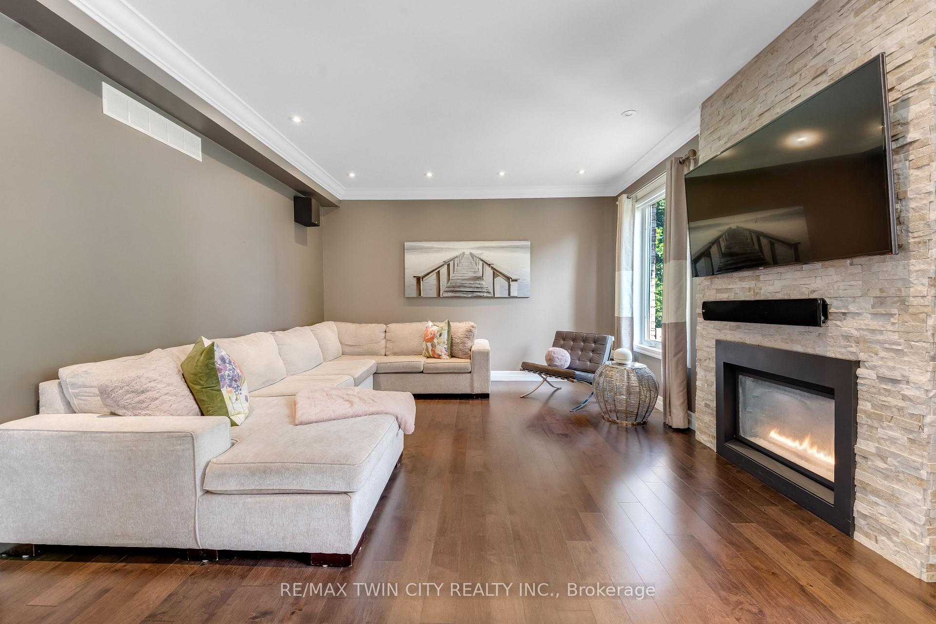 Photo 5 of Unit 3, 258 Edgewater Crescent, Kitchener, Grand River South — HOMEH