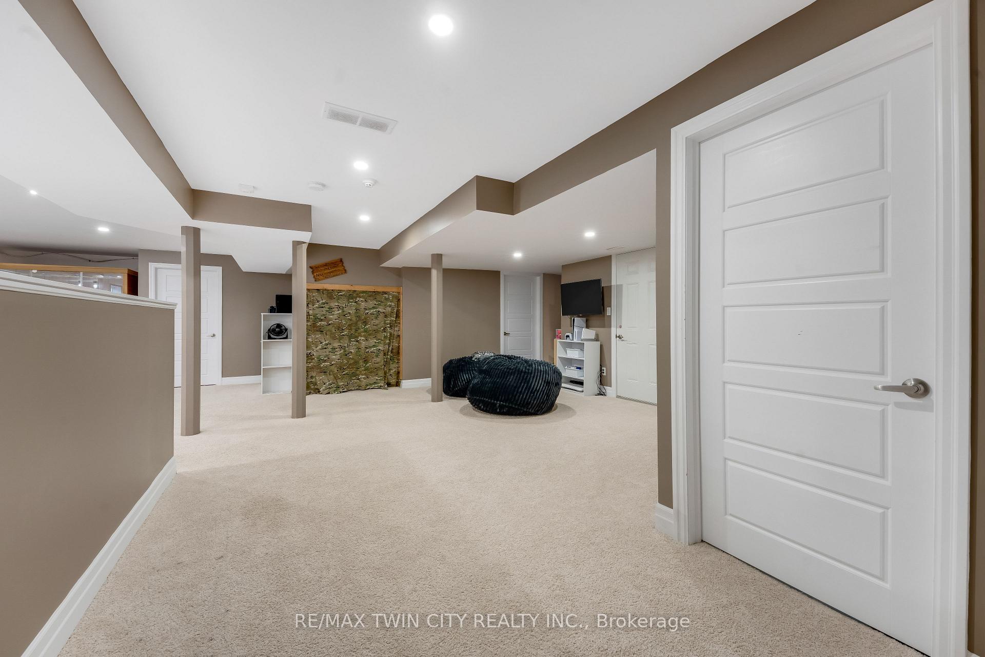 Photo 35 of Unit 3, 258 Edgewater Crescent, Kitchener, Grand River South — HOMEH