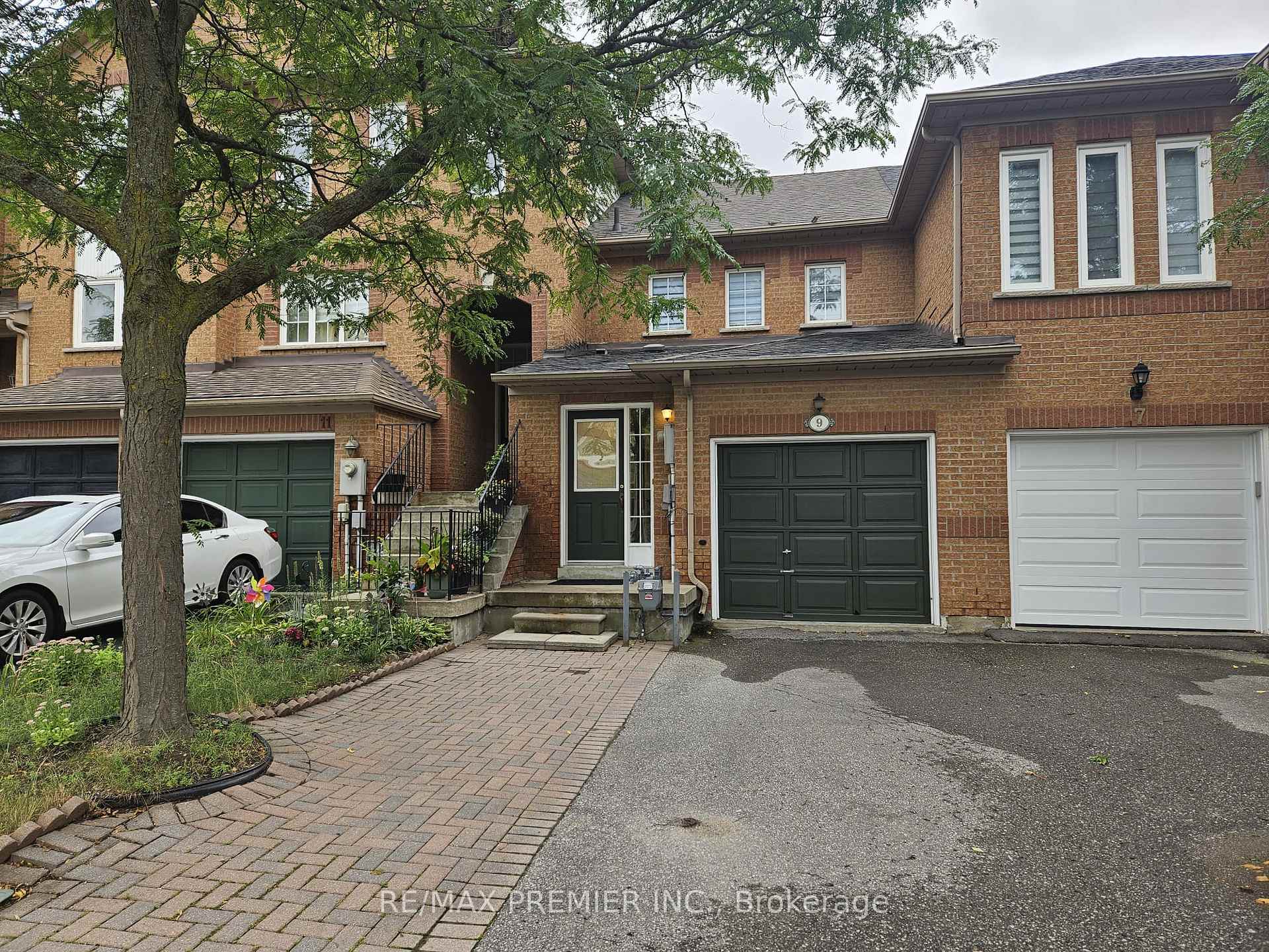 Photo 2 of 9 Lucena Crescent, Vaughan, Maple — HOMEH