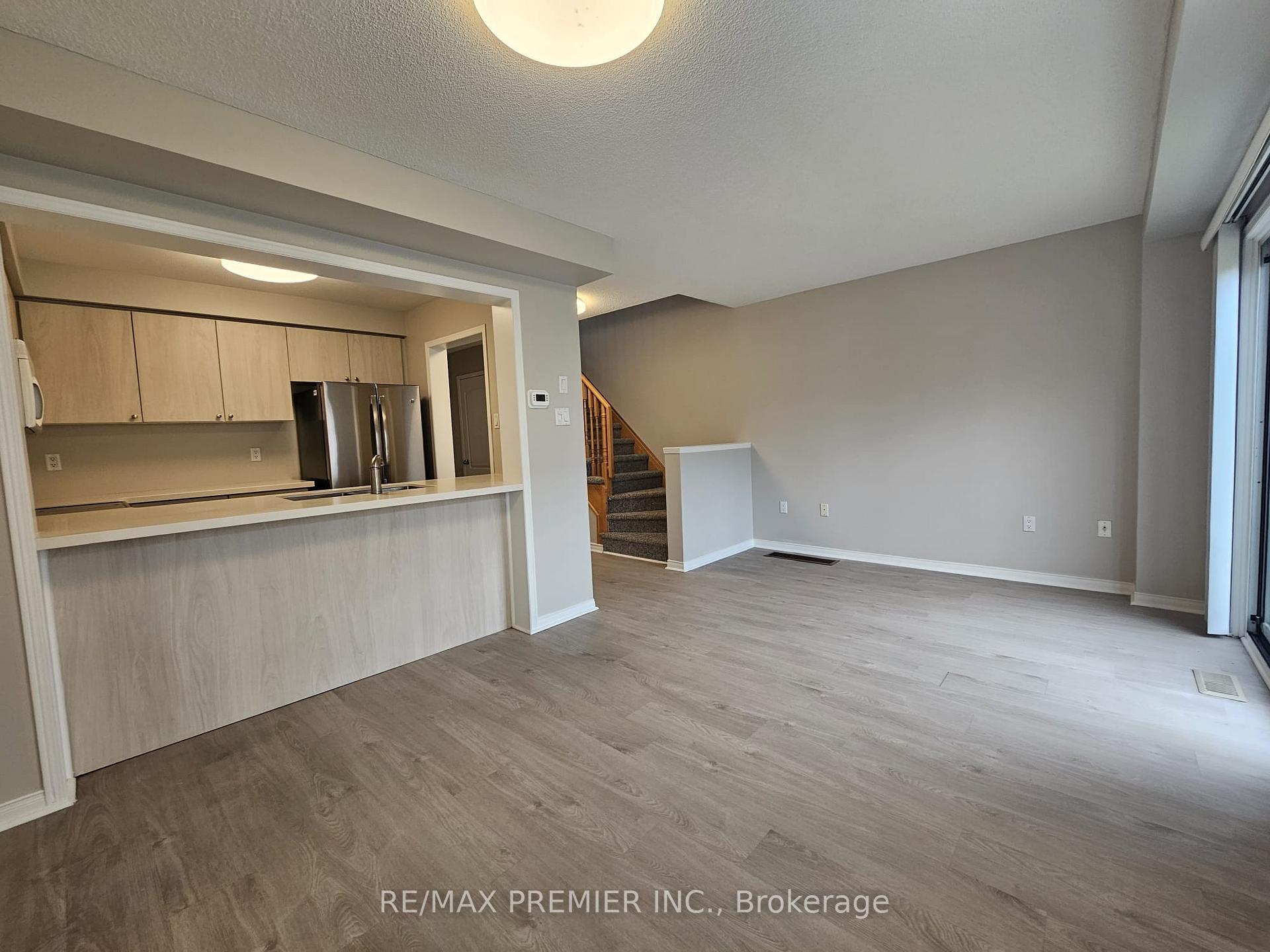Photo 4 of 9 Lucena Crescent, Vaughan, Maple — HOMEH