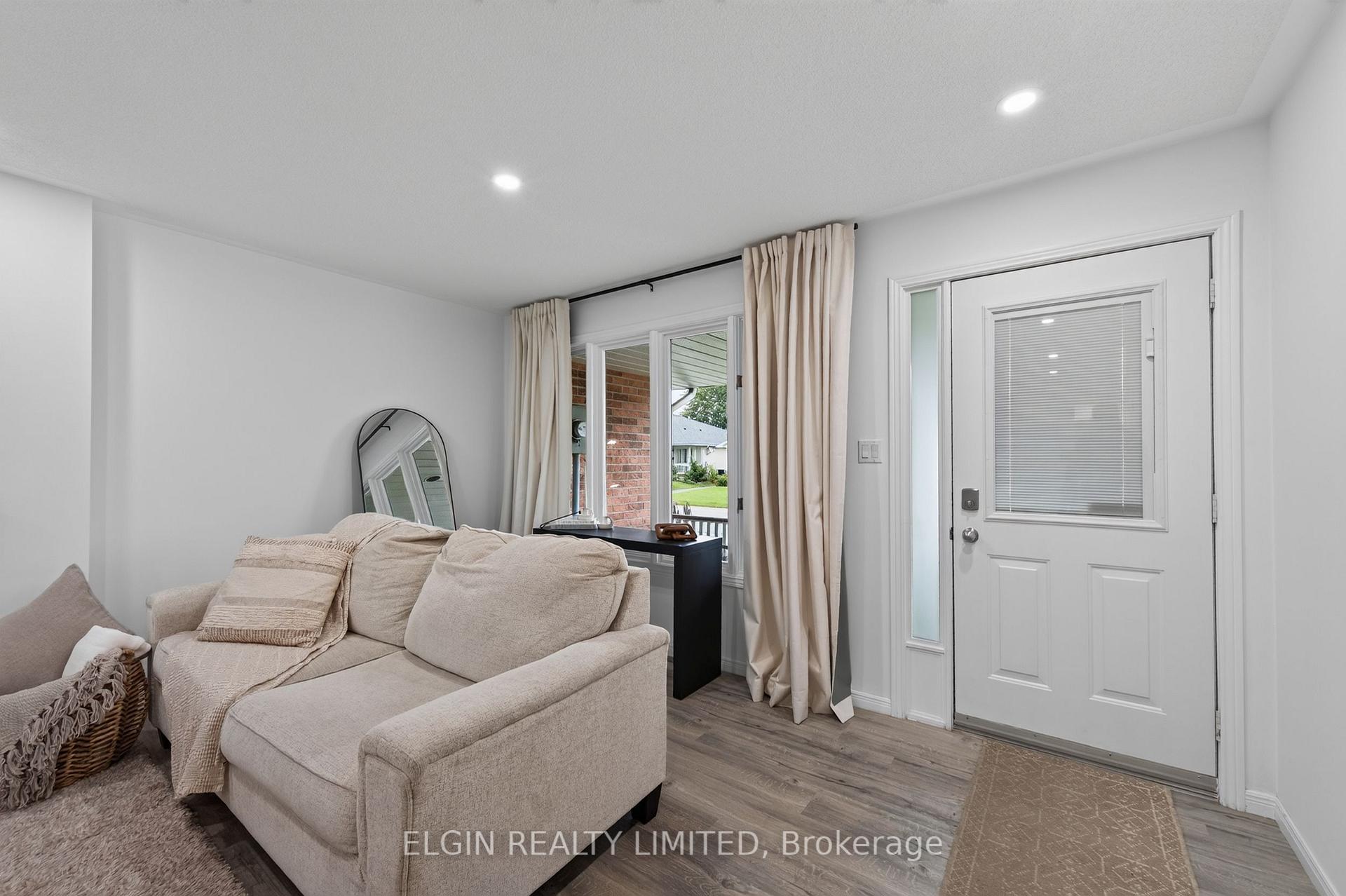 Photo 9 of 69 Carrie Crescent, St. Thomas — HOMEH