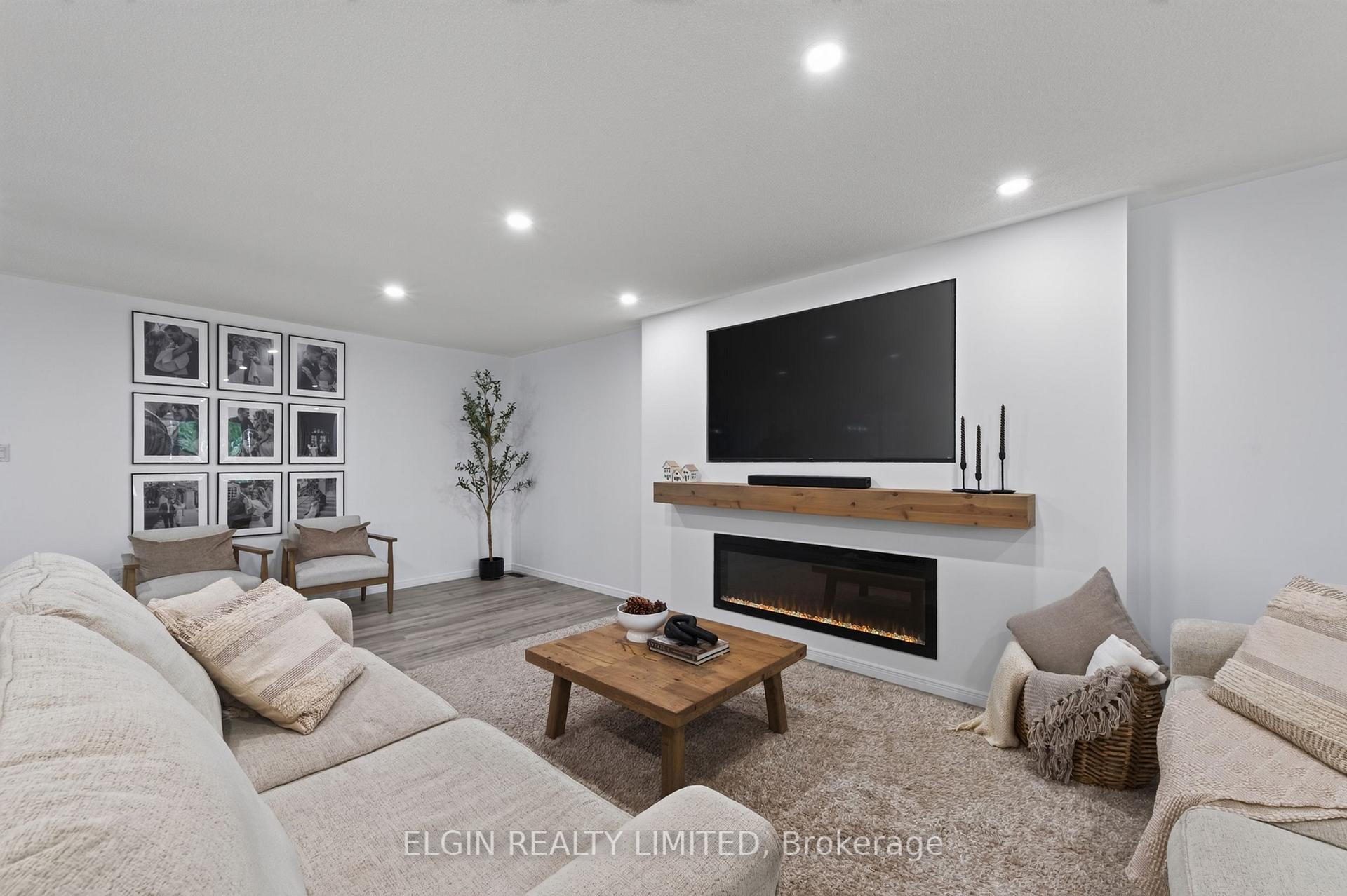 Photo 10 of 69 Carrie Crescent, St. Thomas — HOMEH
