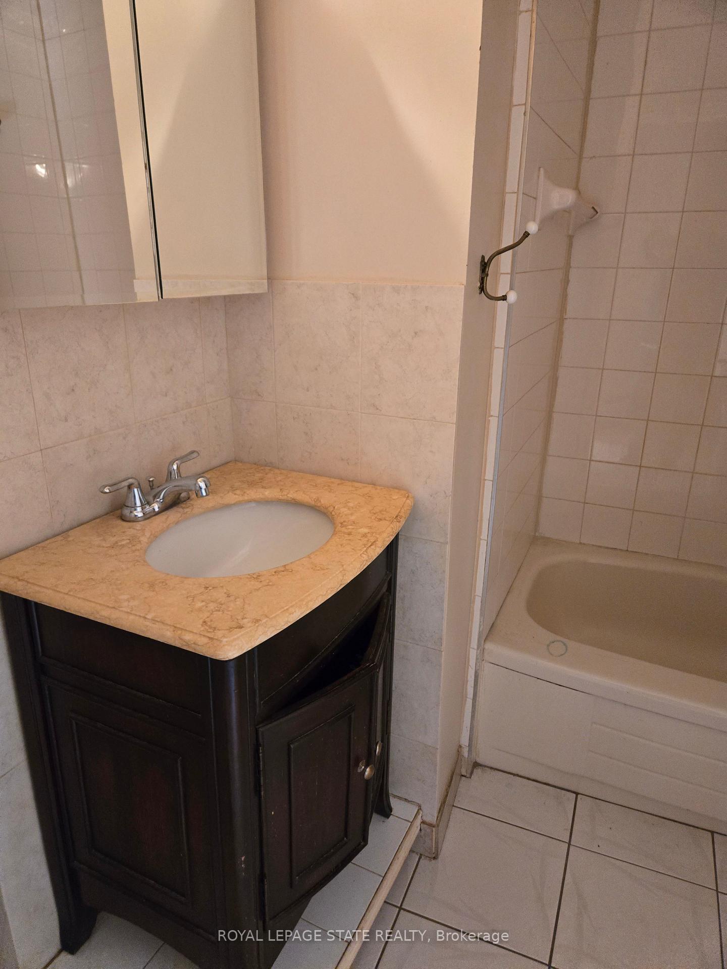 Photo 10 of Unit 2, 95 Fonthill Road, Hamilton, Fessenden — HOMEH