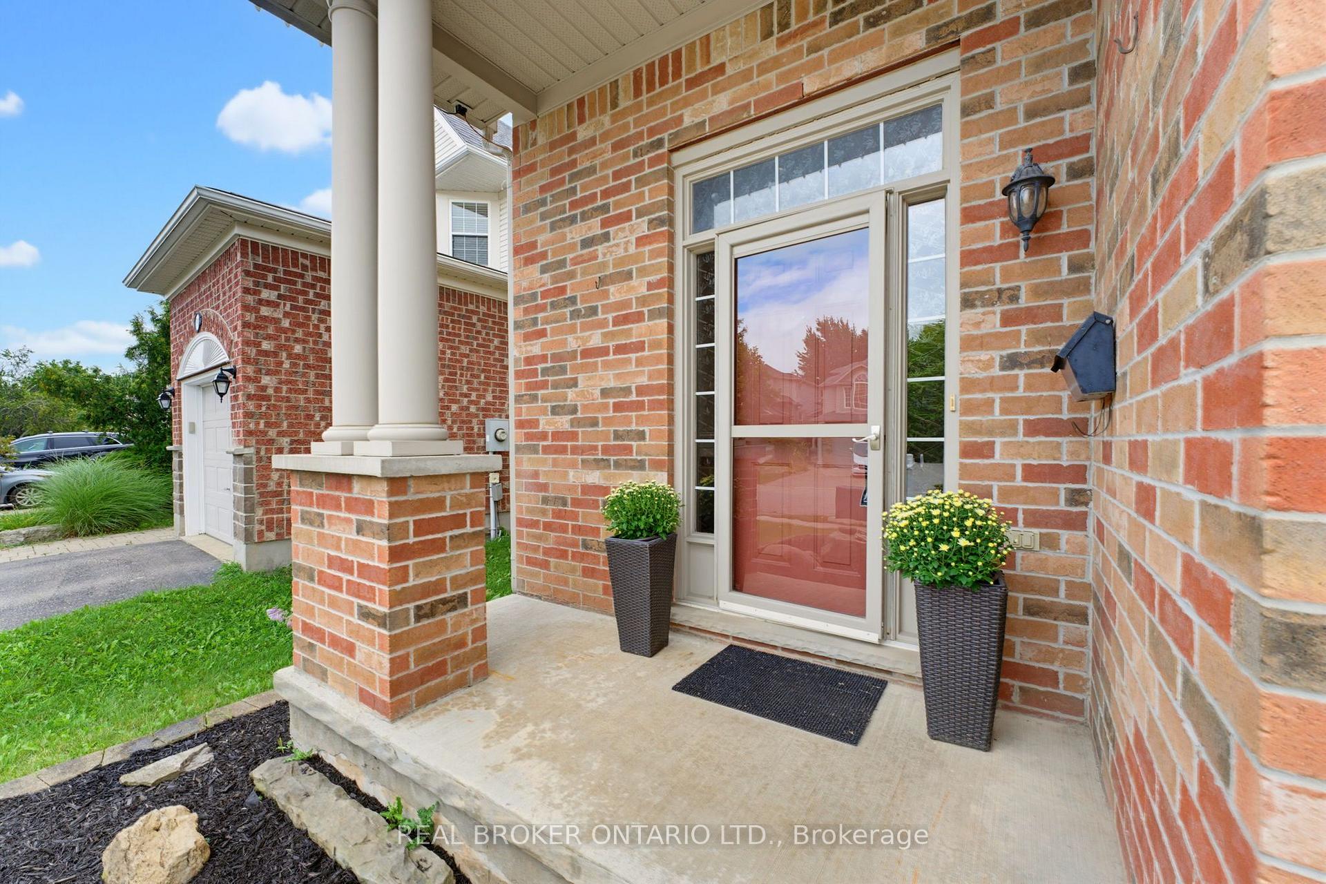 Photo 3 of 592 Little Dover Crescent, Waterloo, Colonial Acres — HOMEH