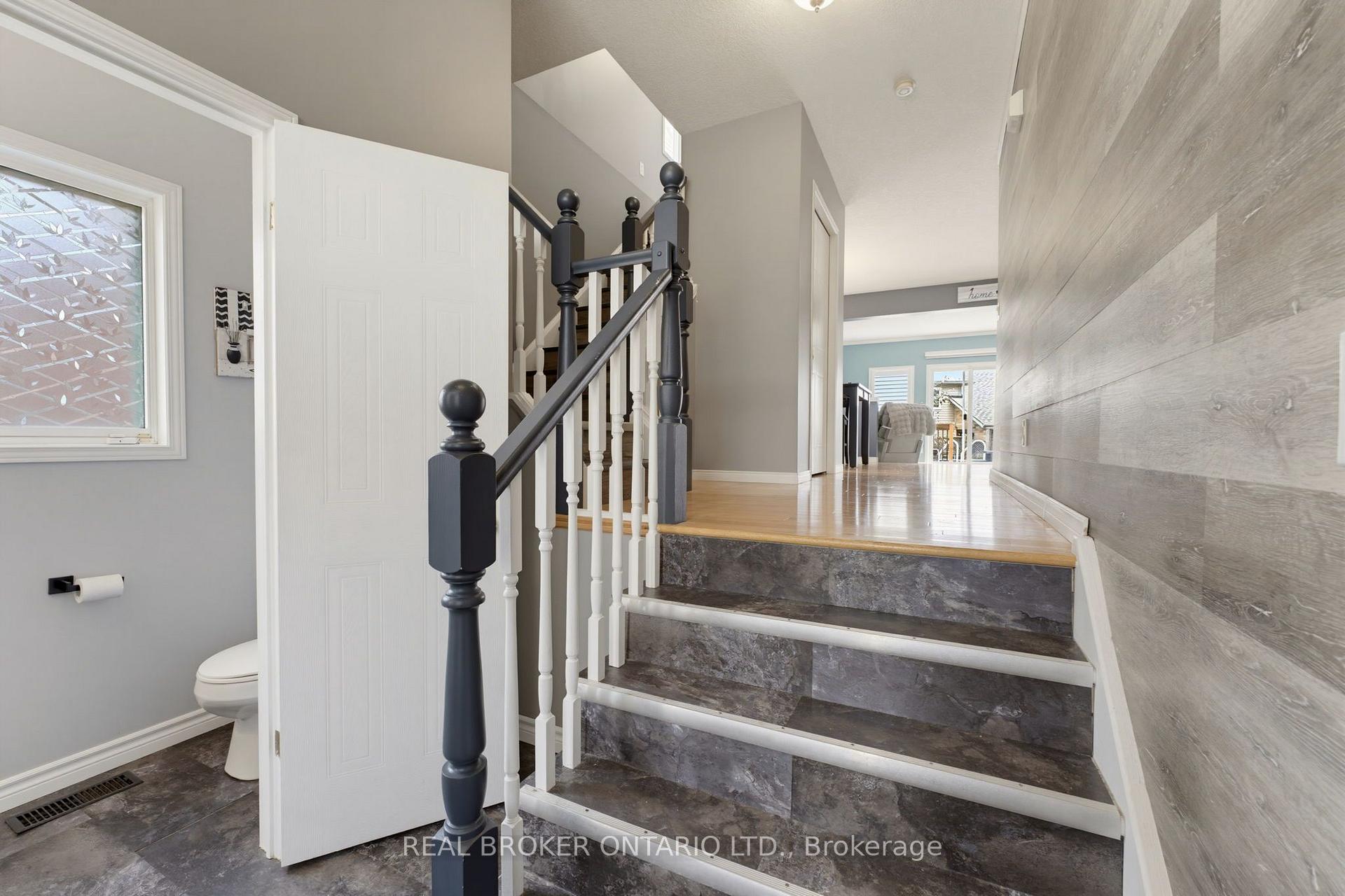 Photo 5 of 592 Little Dover Crescent, Waterloo, Colonial Acres — HOMEH