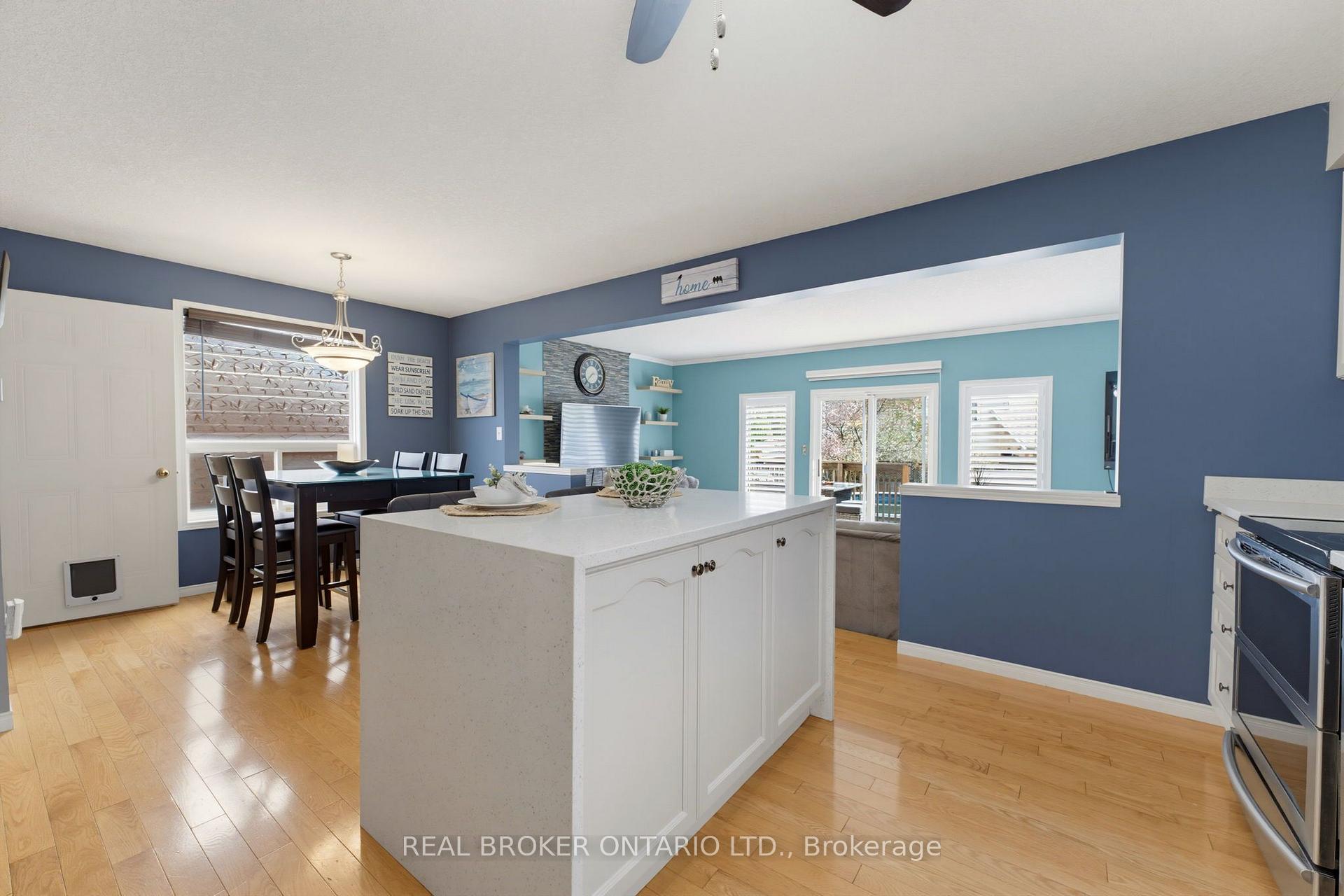 Photo 8 of 592 Little Dover Crescent, Waterloo, Colonial Acres — HOMEH