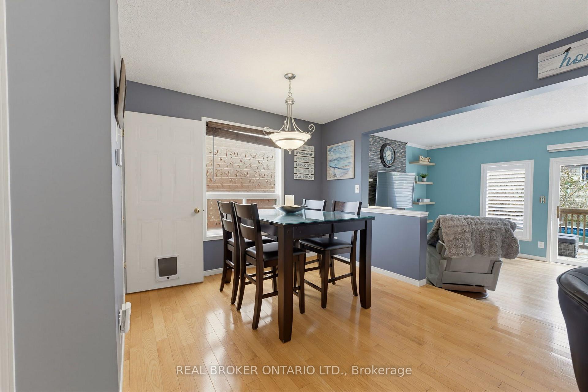 Photo 10 of 592 Little Dover Crescent, Waterloo, Colonial Acres — HOMEH