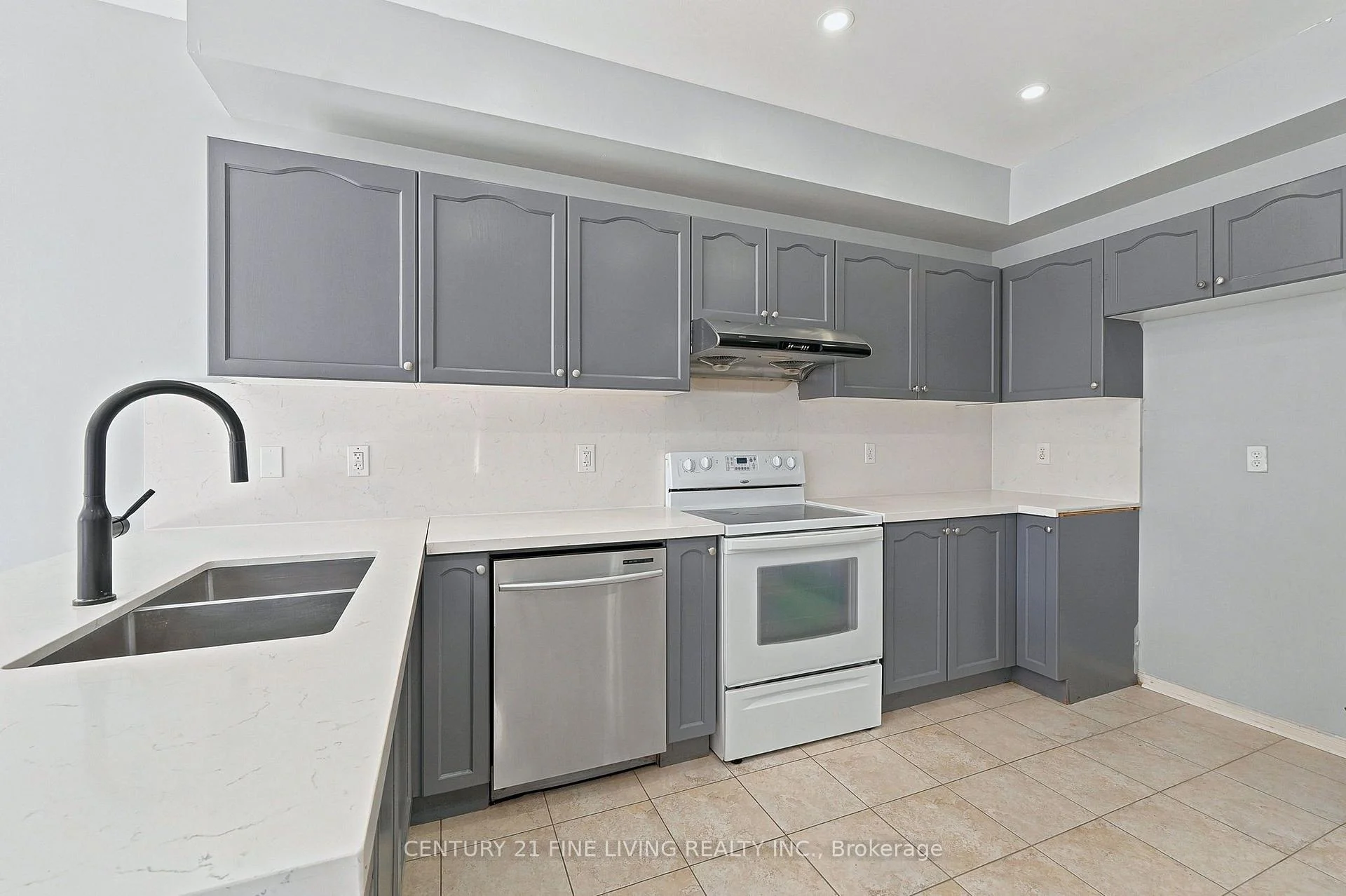 Photo 10 of 92 Gulfbrook Circle, Brampton, Sandringham-Wellington — HOMEH
