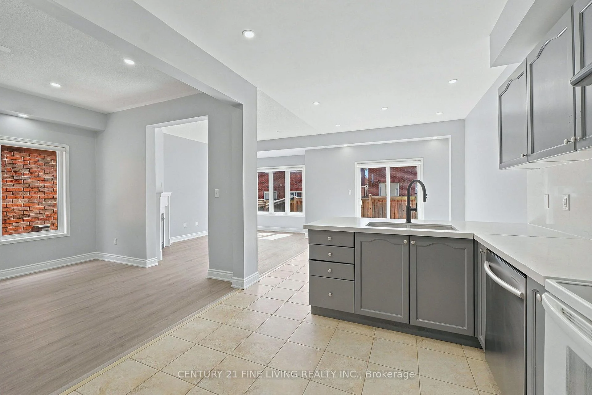 Photo 12 of 92 Gulfbrook Circle, Brampton, Sandringham-Wellington — HOMEH