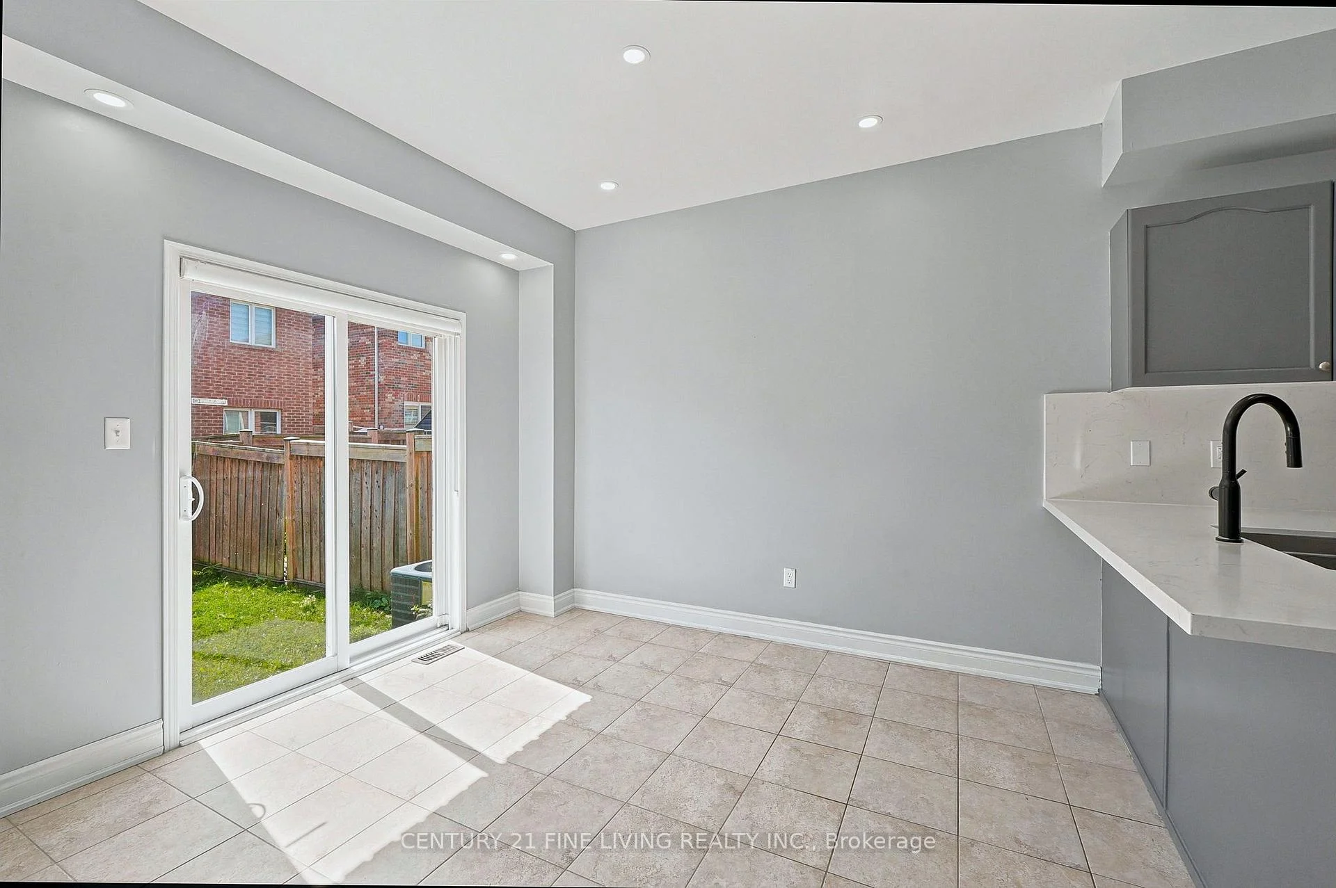 Photo 13 of 92 Gulfbrook Circle, Brampton, Sandringham-Wellington — HOMEH