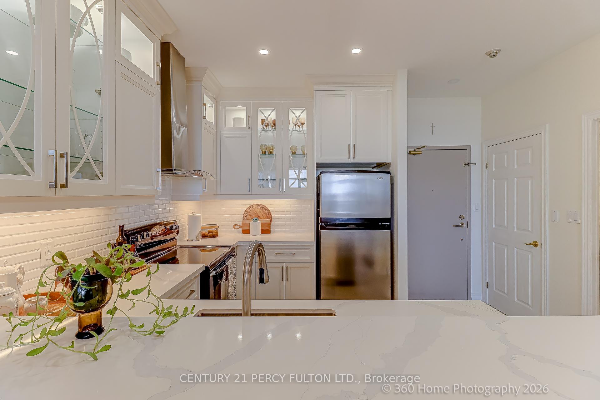 Photo 5 of Unit 604, 1 Leaside Park Drive, Toronto, Thorncliffe Park — HOMEH