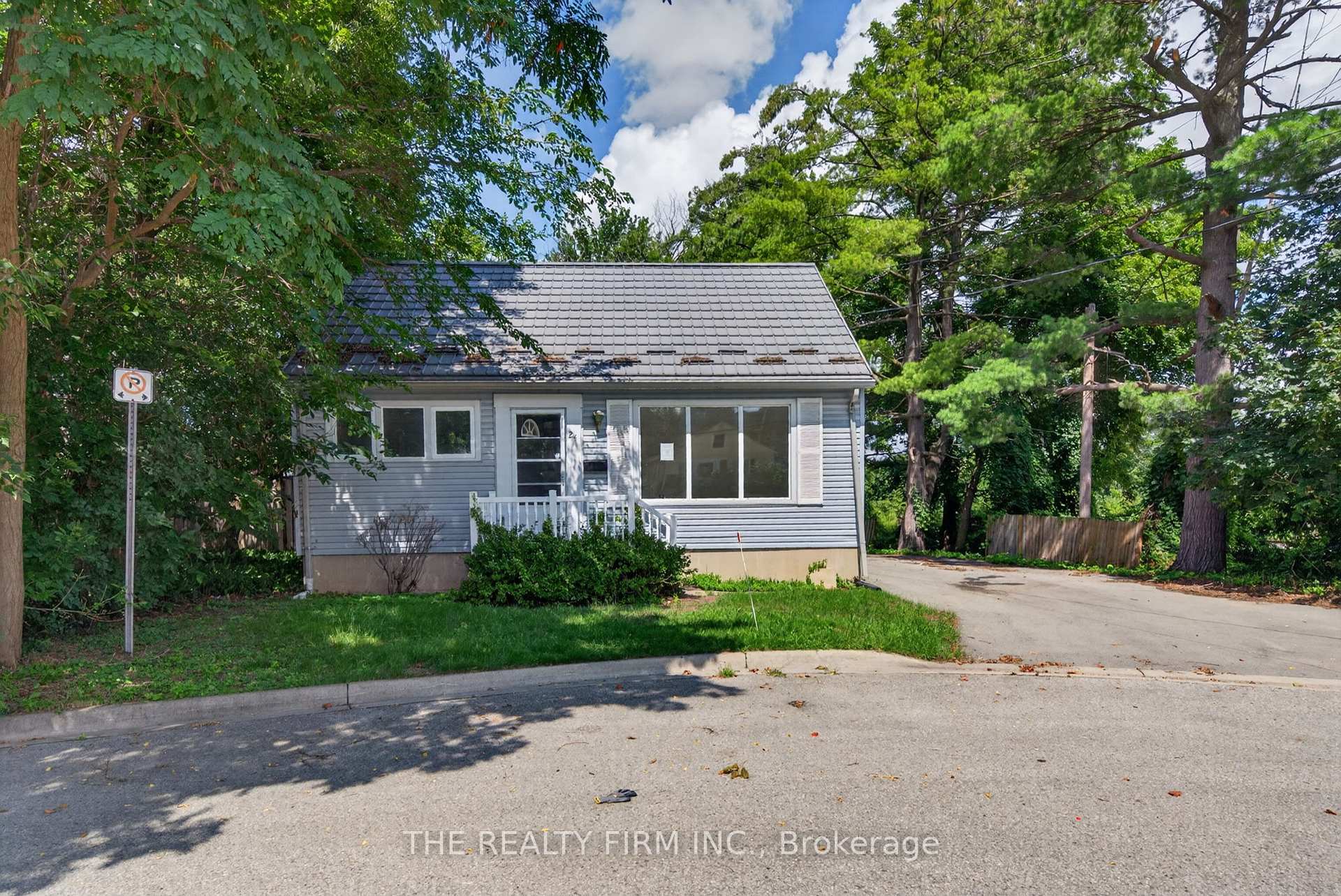 Photo 2 of 24 Fairview Court, London, South H — HOMEH
