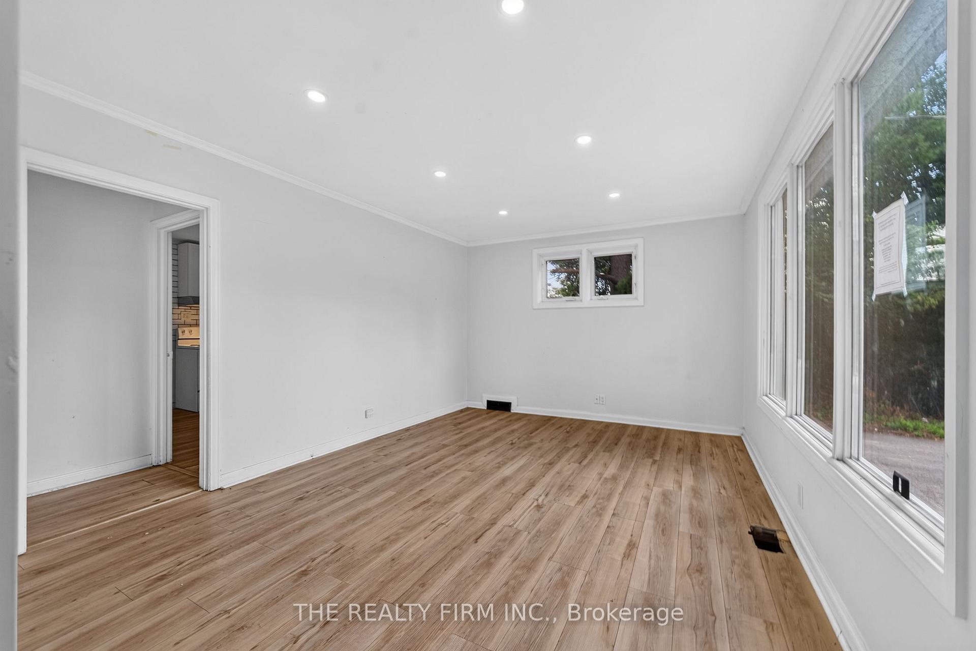 Photo 3 of 24 Fairview Court, London, South H — HOMEH