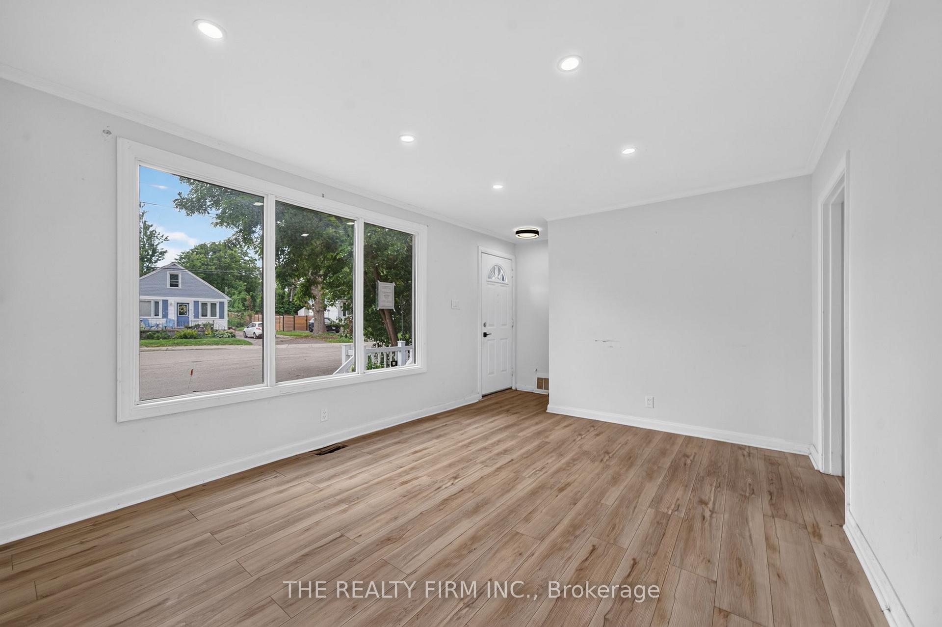 Photo 4 of 24 Fairview Court, London, South H — HOMEH