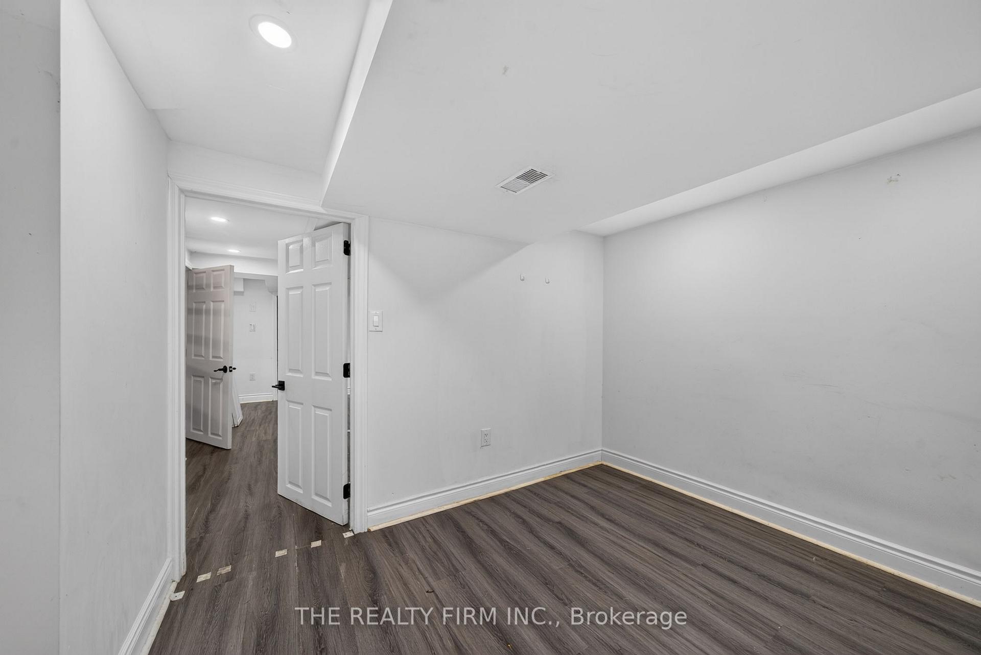 Photo 21 of 24 Fairview Court, London, South H — HOMEH