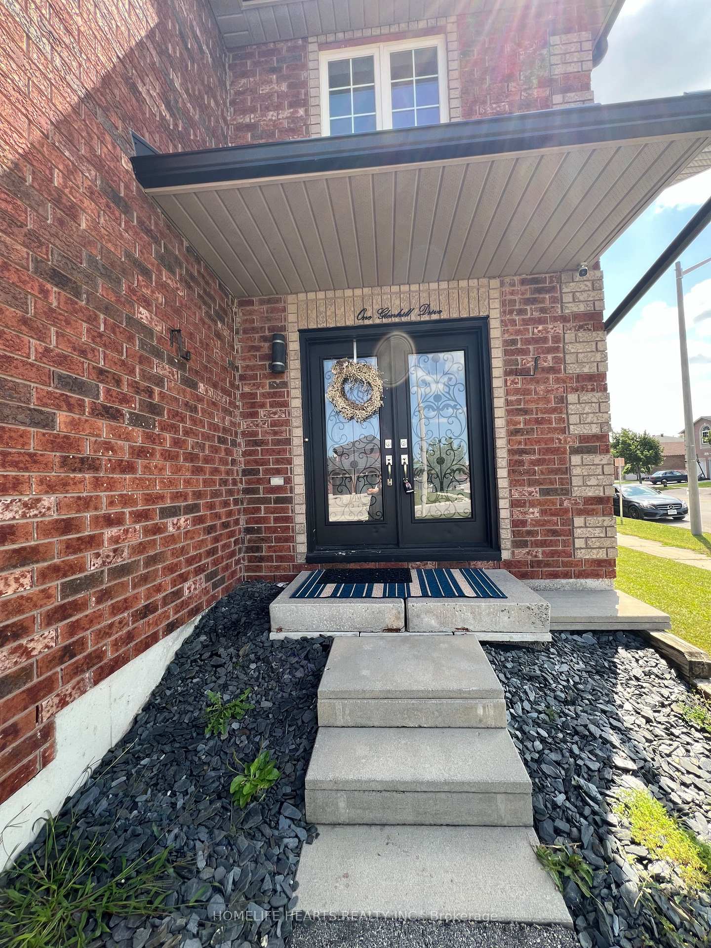 Photo 2 of 1 Glenhill Drive, Barrie, Painswick South — HOMEH