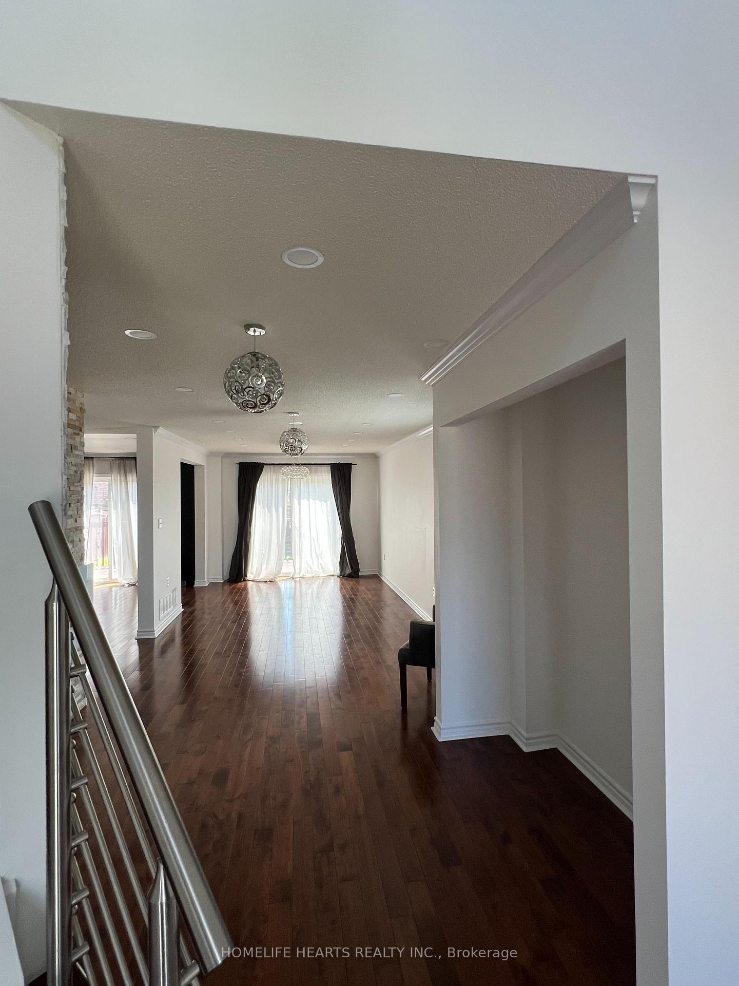 Photo 3 of 1 Glenhill Drive, Barrie, Painswick South — HOMEH