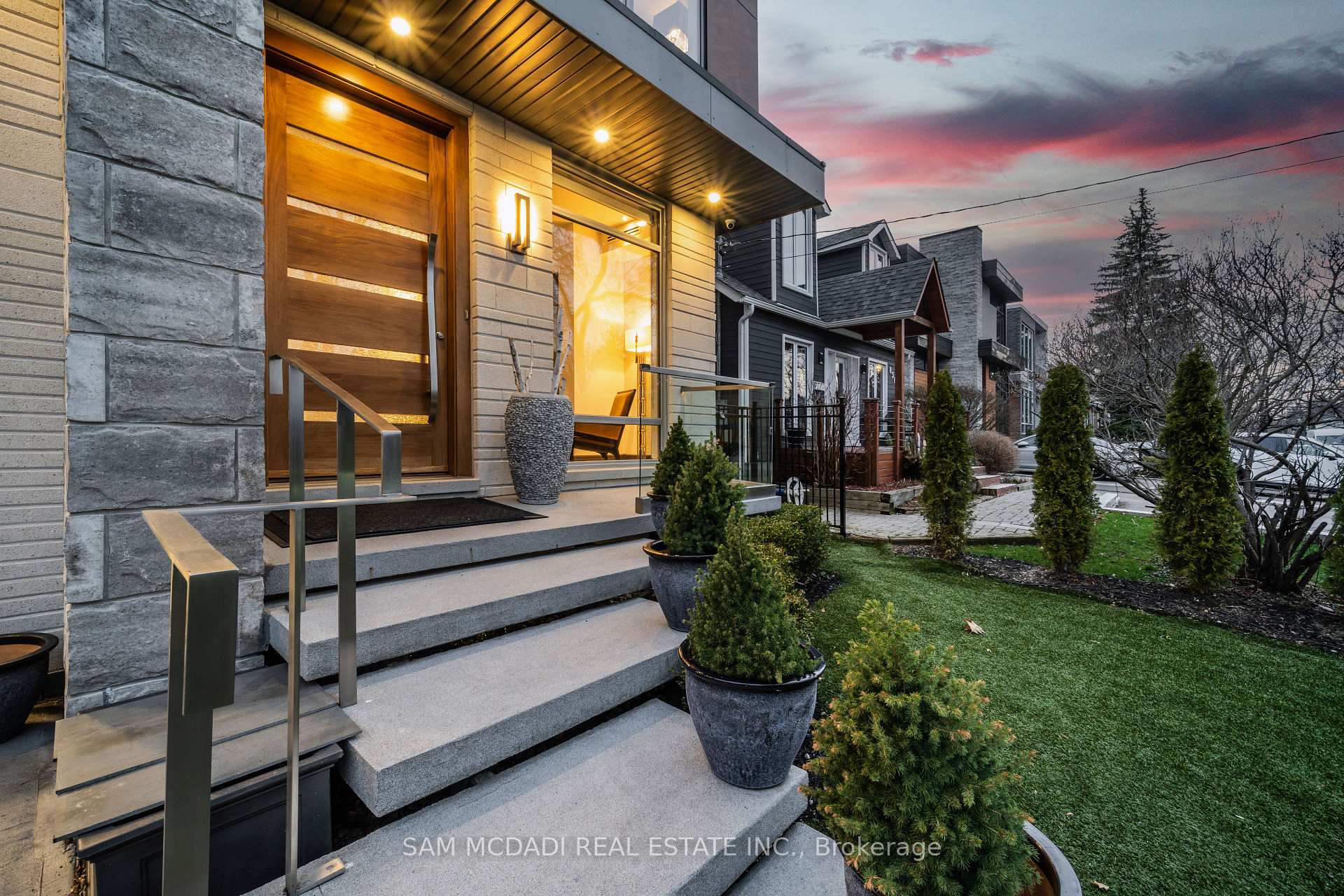 Photo 2 of 852 Goodwin Road, Mississauga, Lakeview — HOMEH