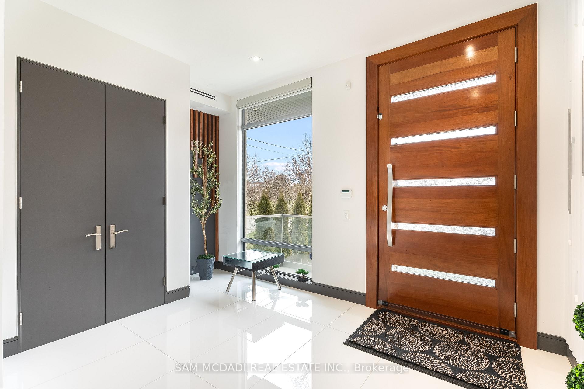 Photo 3 of 852 Goodwin Road, Mississauga, Lakeview — HOMEH