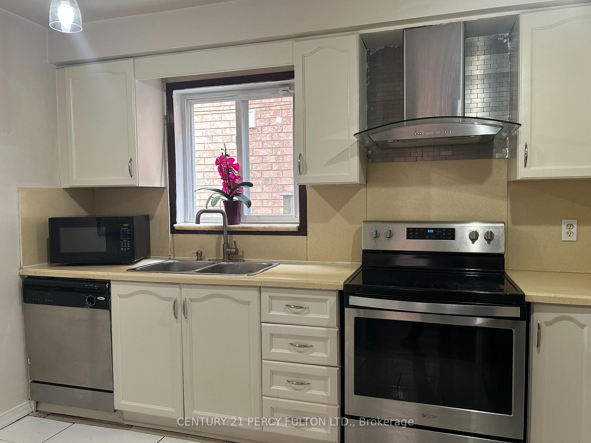 Photo 5 of 13 Purdy Crescent, North York, Humberlea-Pelmo Park — HOMEH
