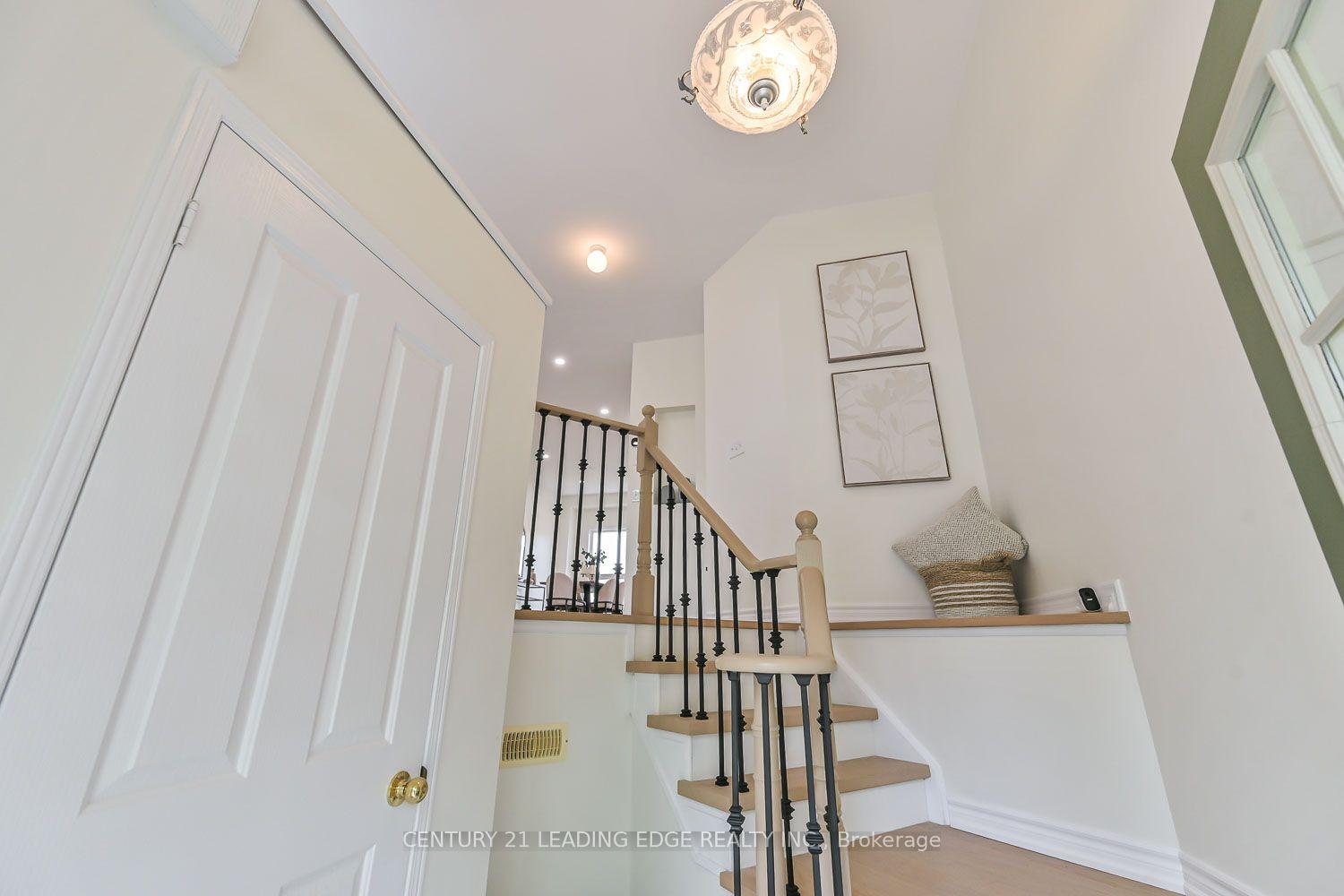 Photo 4 of 23 Crawford Street, Markham, Berczy — HOMEH