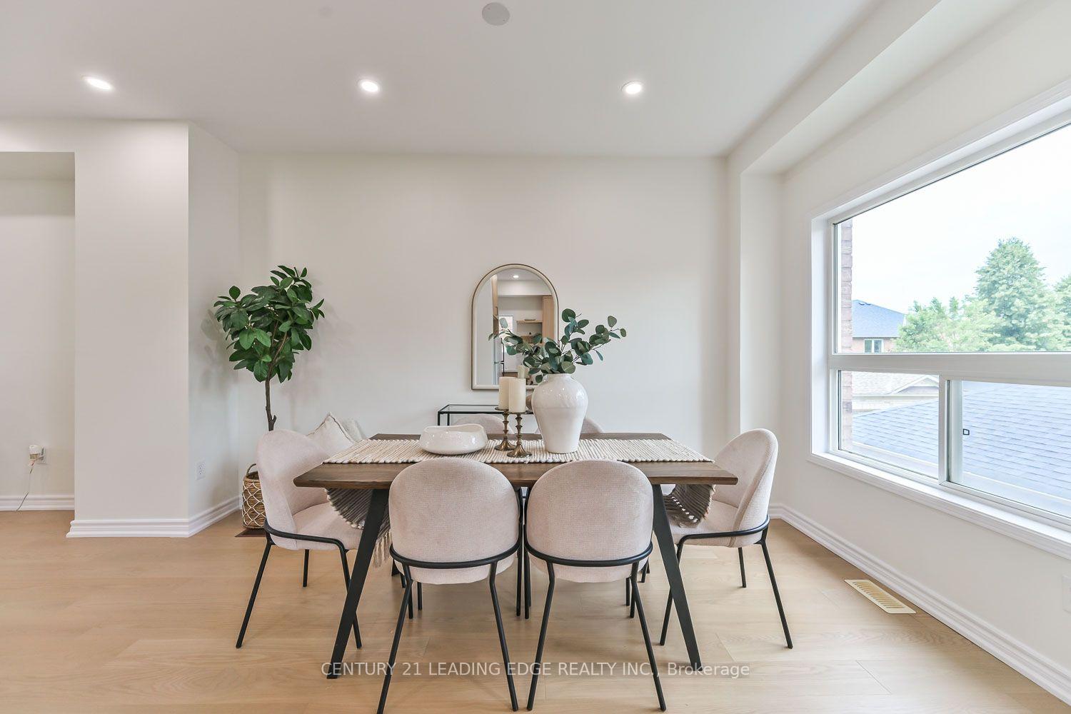 Photo 12 of 23 Crawford Street, Markham, Berczy — HOMEH
